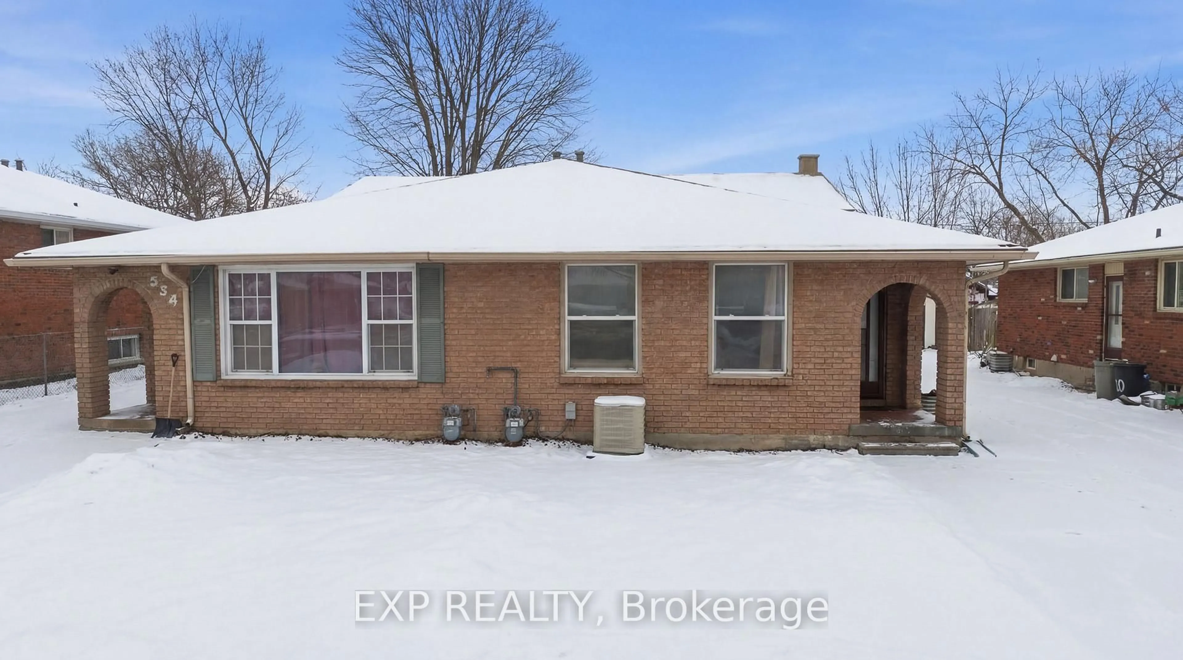 Home with brick exterior material, street for 552 First Ave, Welland Ontario L3C 1Z3