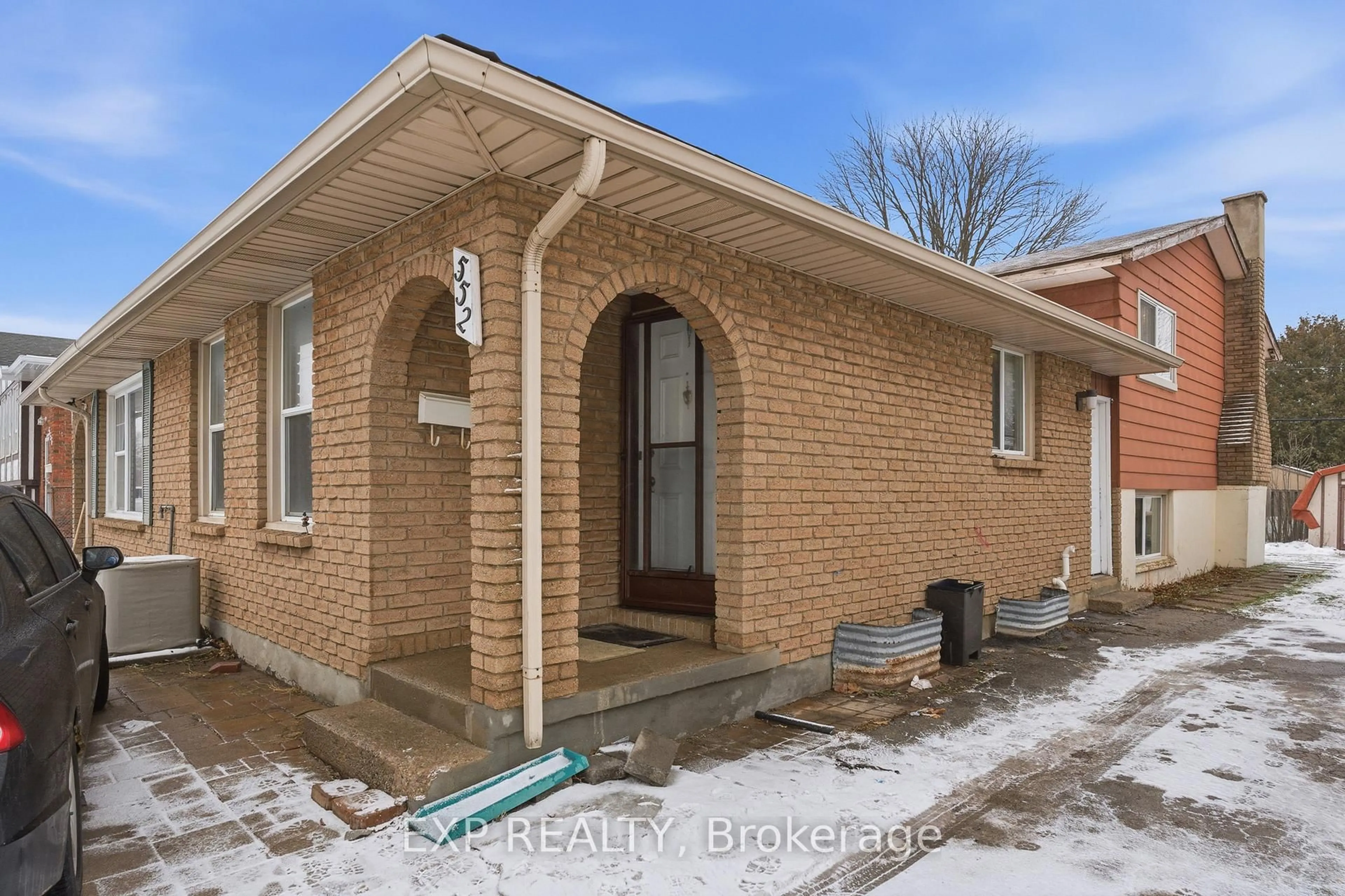 Home with brick exterior material, street for 552 First Ave, Welland Ontario L3C 1Z3