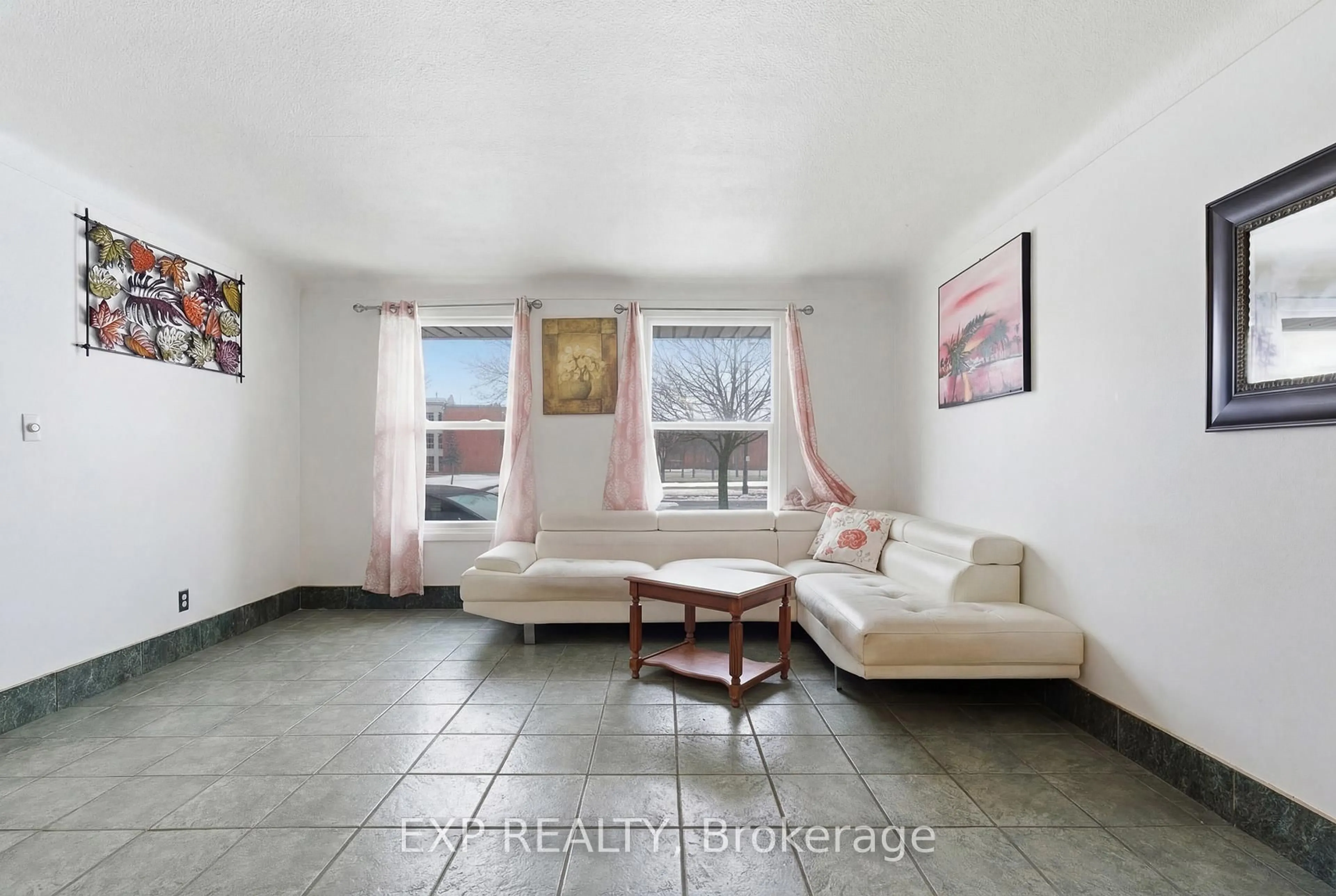 Living room with furniture, unknown for 552 First Ave, Welland Ontario L3C 1Z3