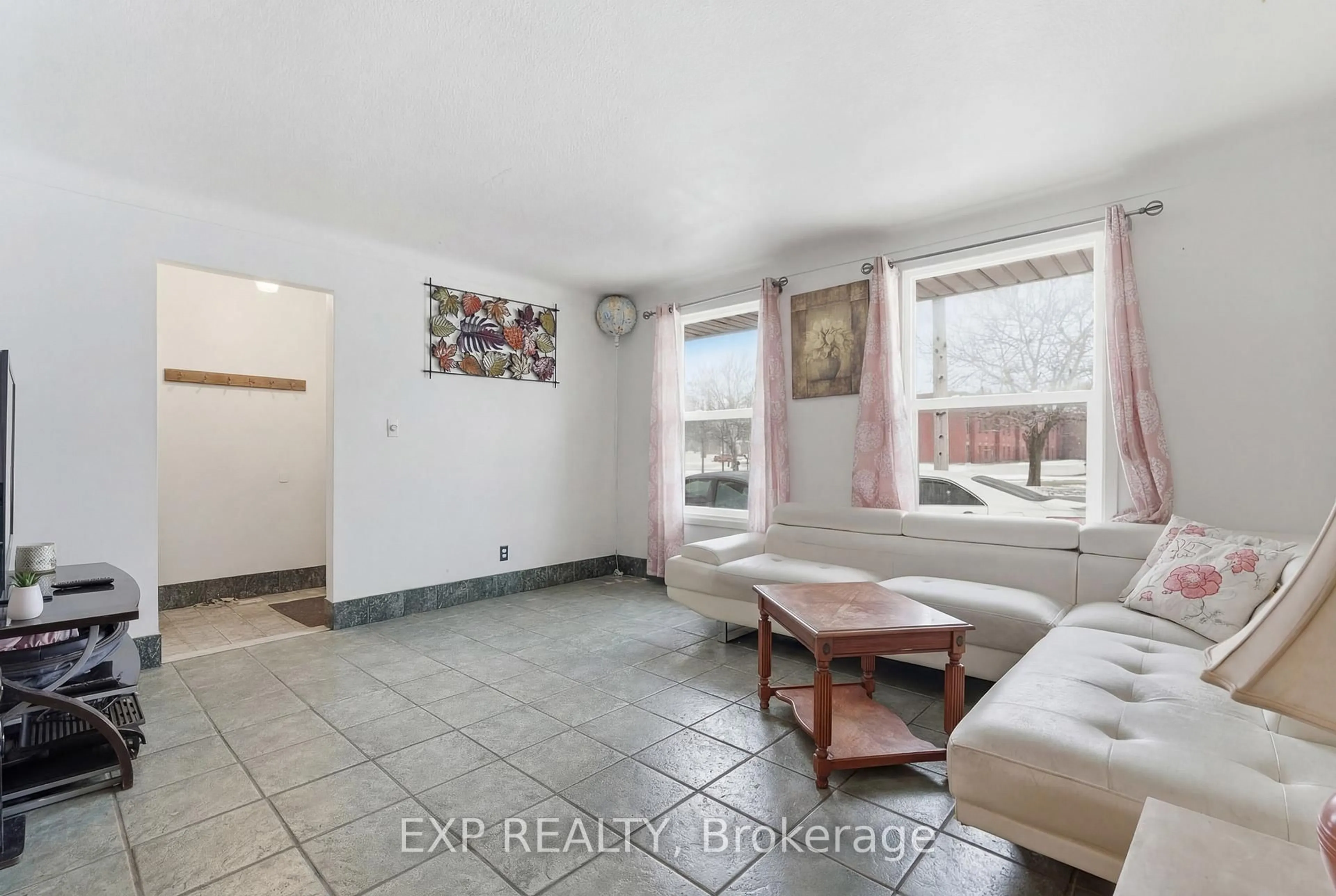 A pic of a room for 552 First Ave, Welland Ontario L3C 1Z3