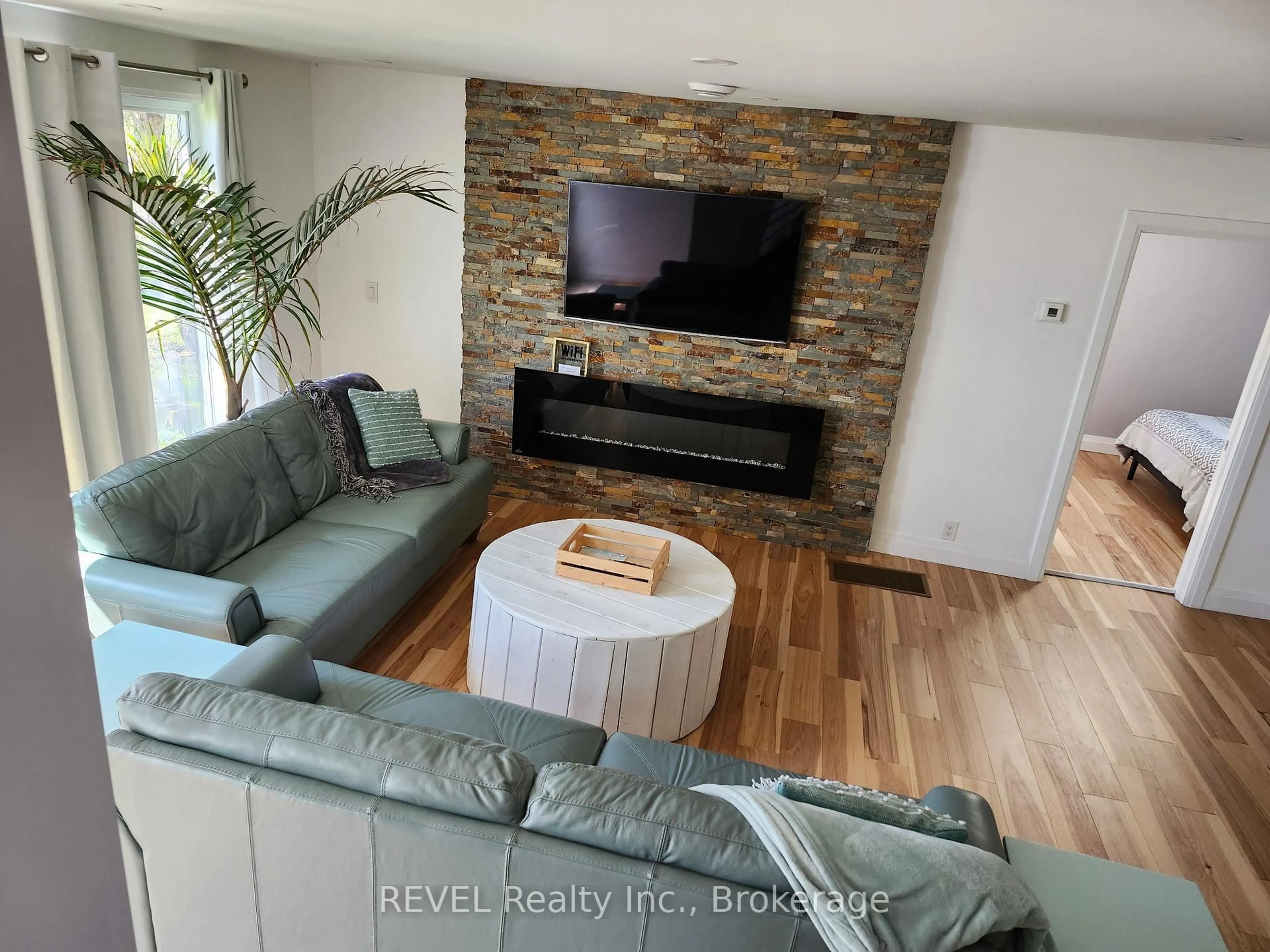 Living room with furniture, unknown for 2507 North Shore Dr, Haldimand Ontario N0A 1K0