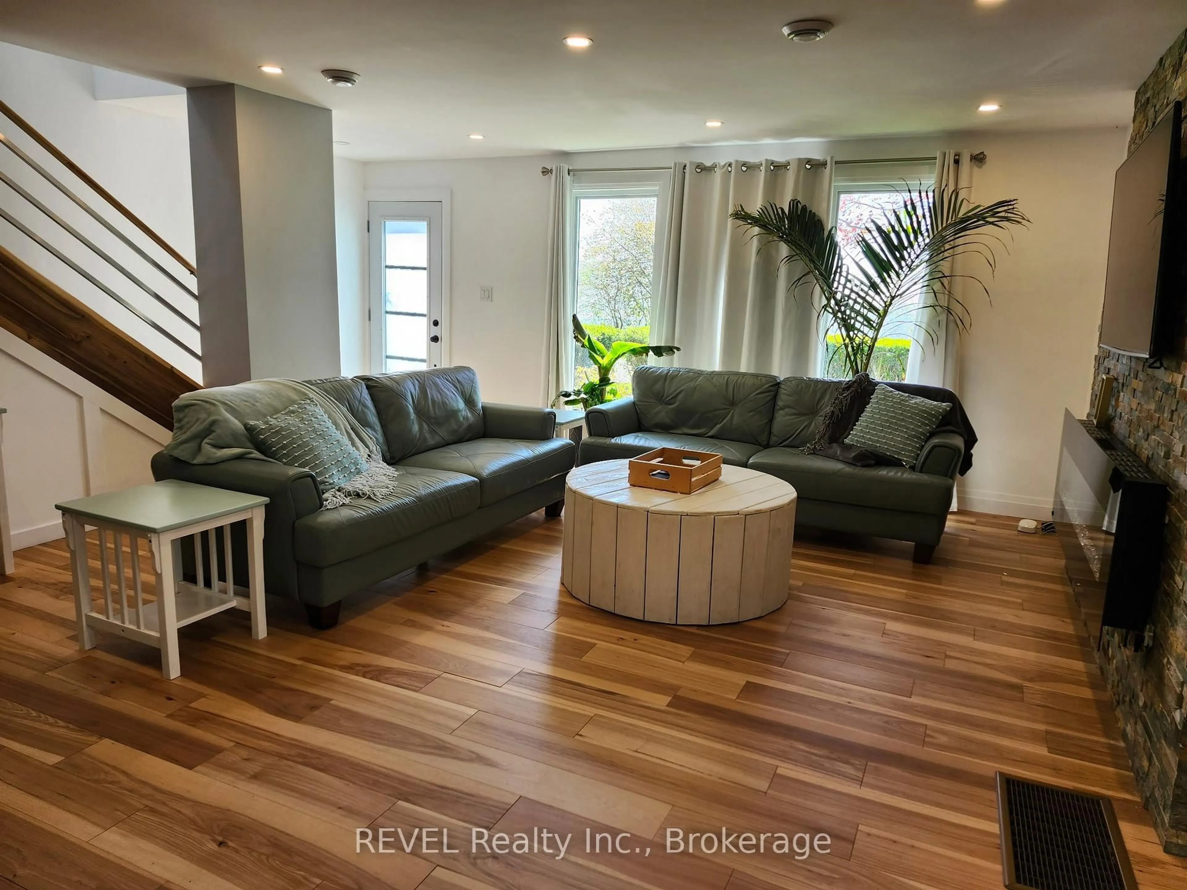 Living room with furniture, wood/laminate floor for 2507 North Shore Dr, Haldimand Ontario N0A 1K0