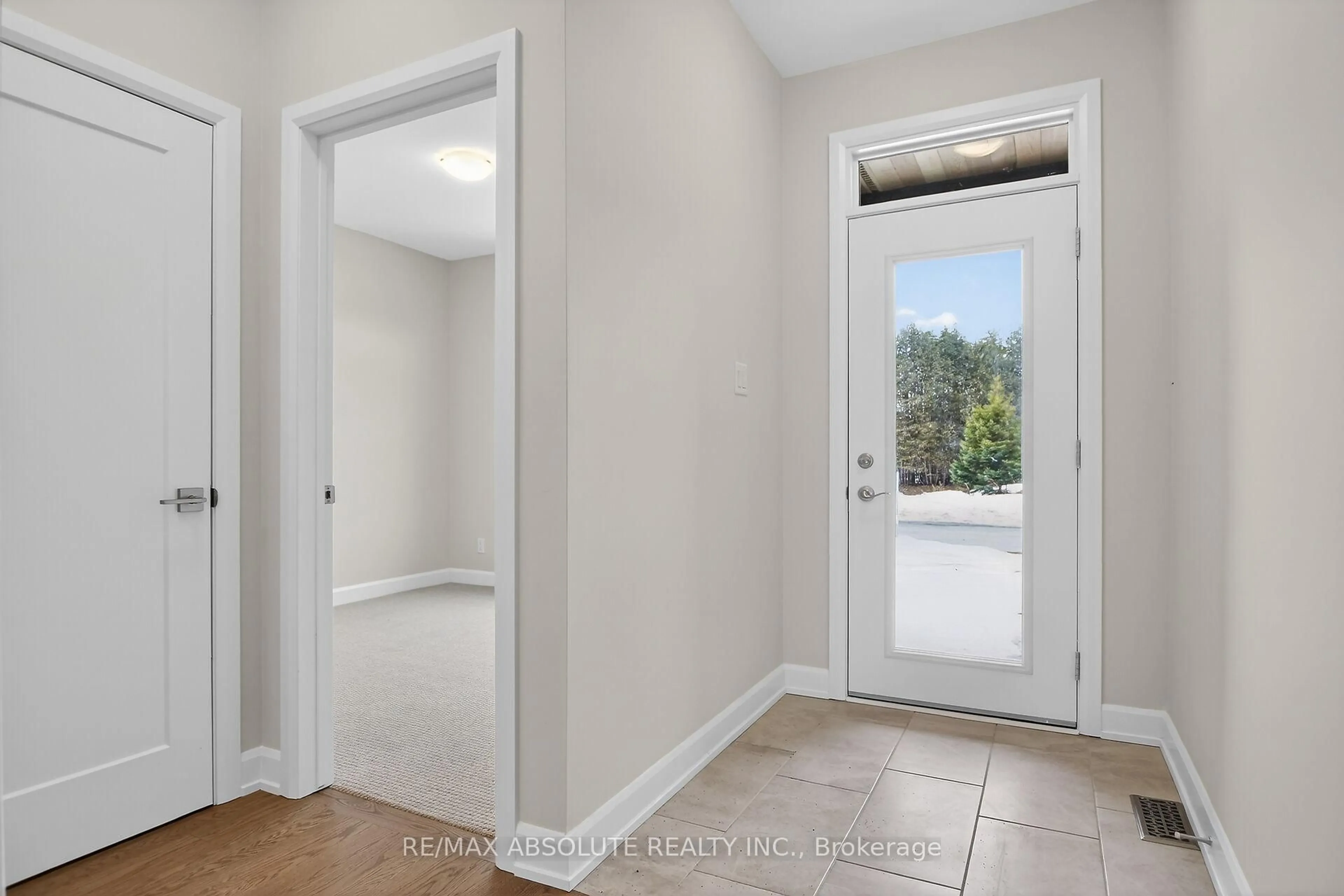 Indoor entryway for 379 Equinelle Dr, North Grenville Ontario K0G 1J0
