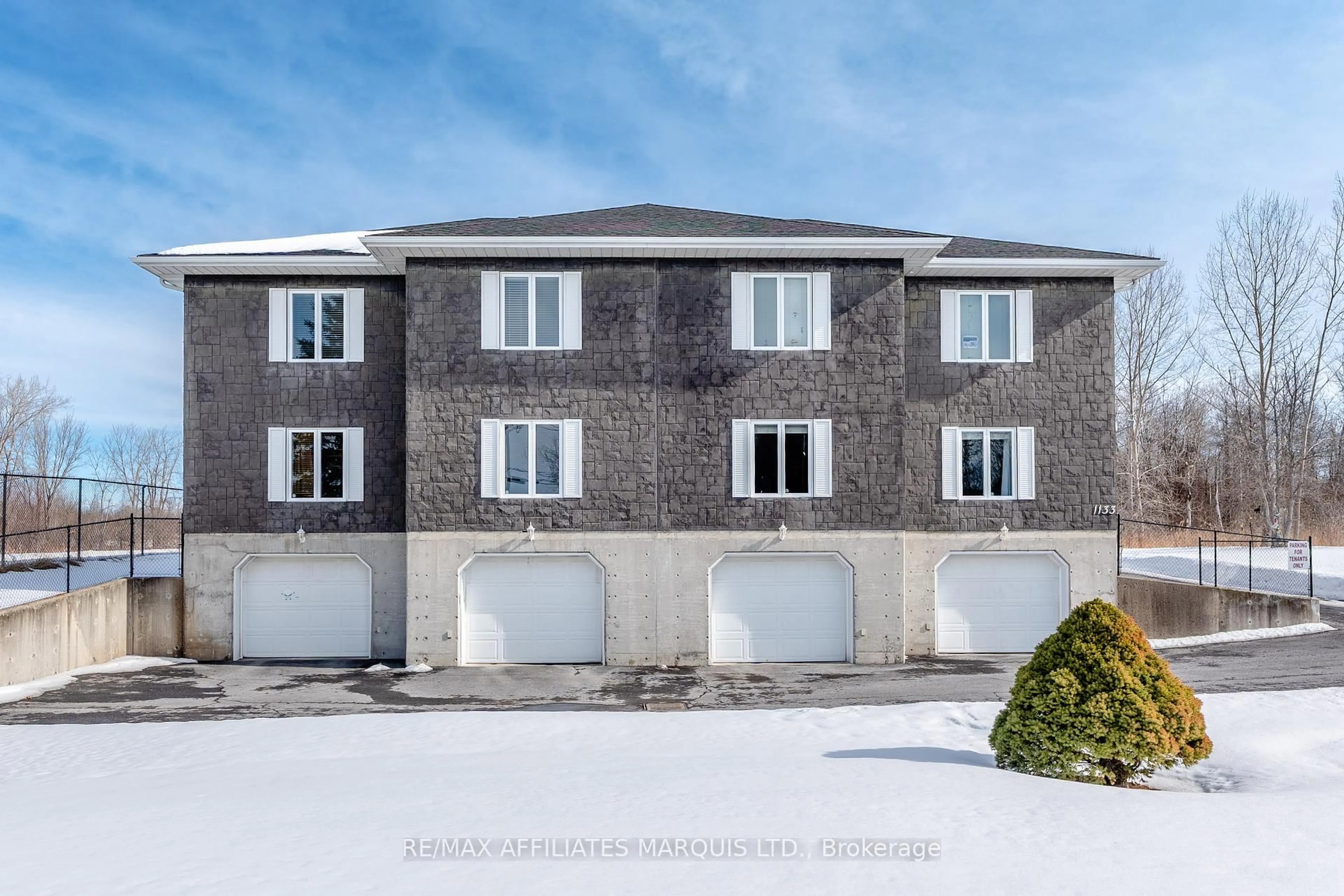 A pic from outside/outdoor area/front of a property/back of a property/a pic from drone, building for 1133 Carleton St, Cornwall Ontario K6H 7N8