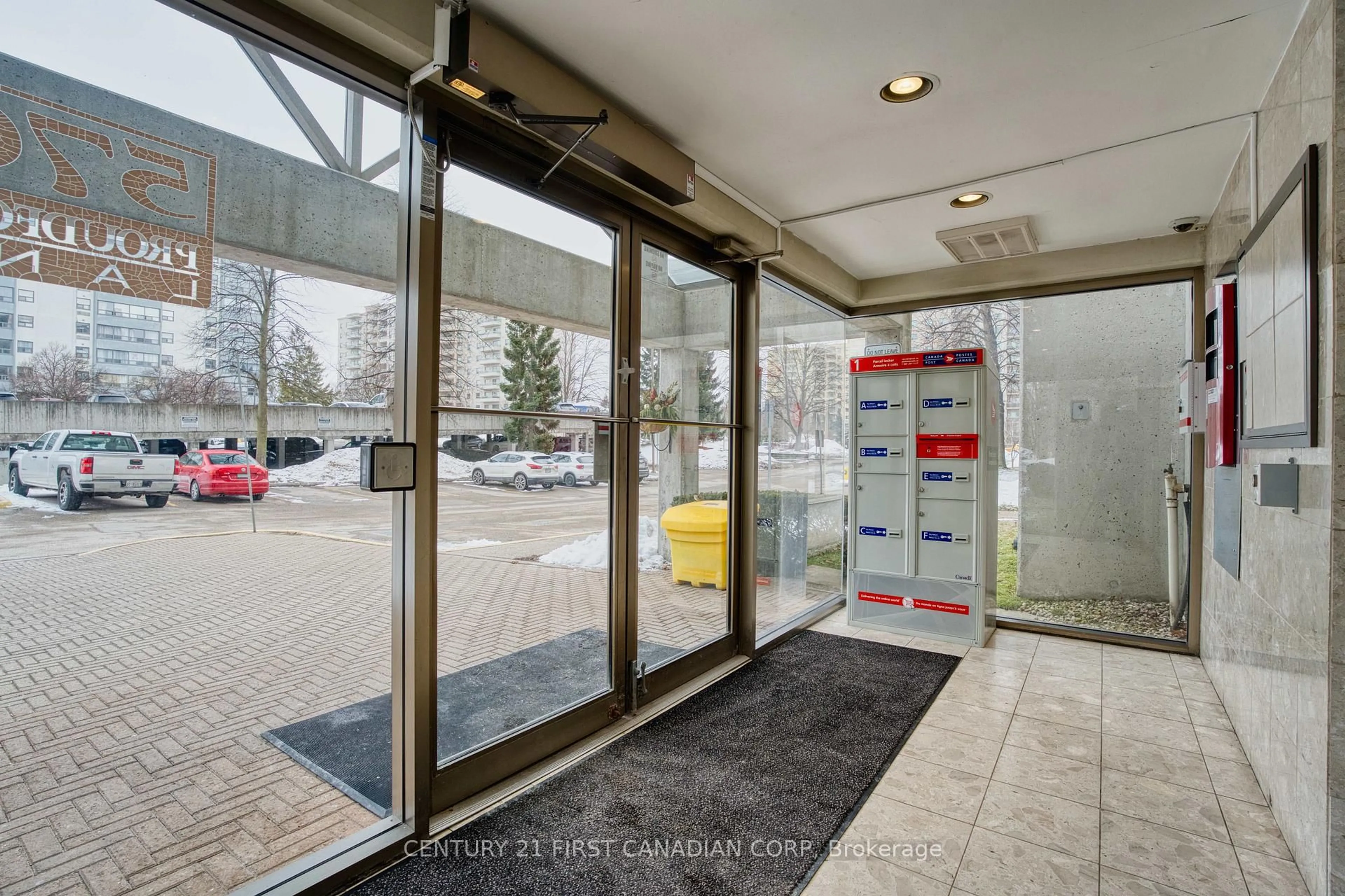 Indoor foyer for 570 Proudfoot Lane #912, London North Ontario N6H 4Z1