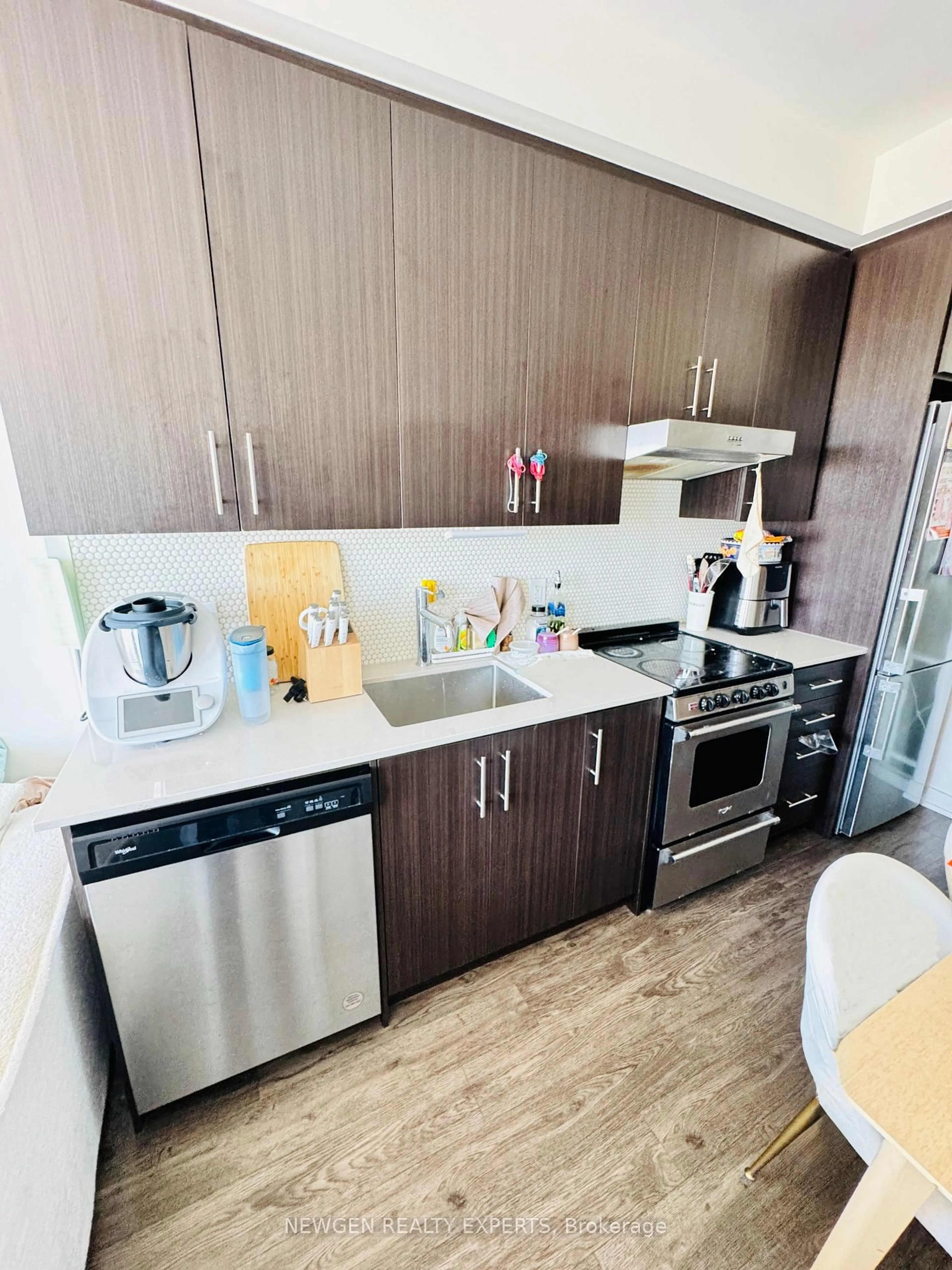 Standard kitchen, wood/laminate floor for 212 King William St #1220, Hamilton Ontario L8R 0A7