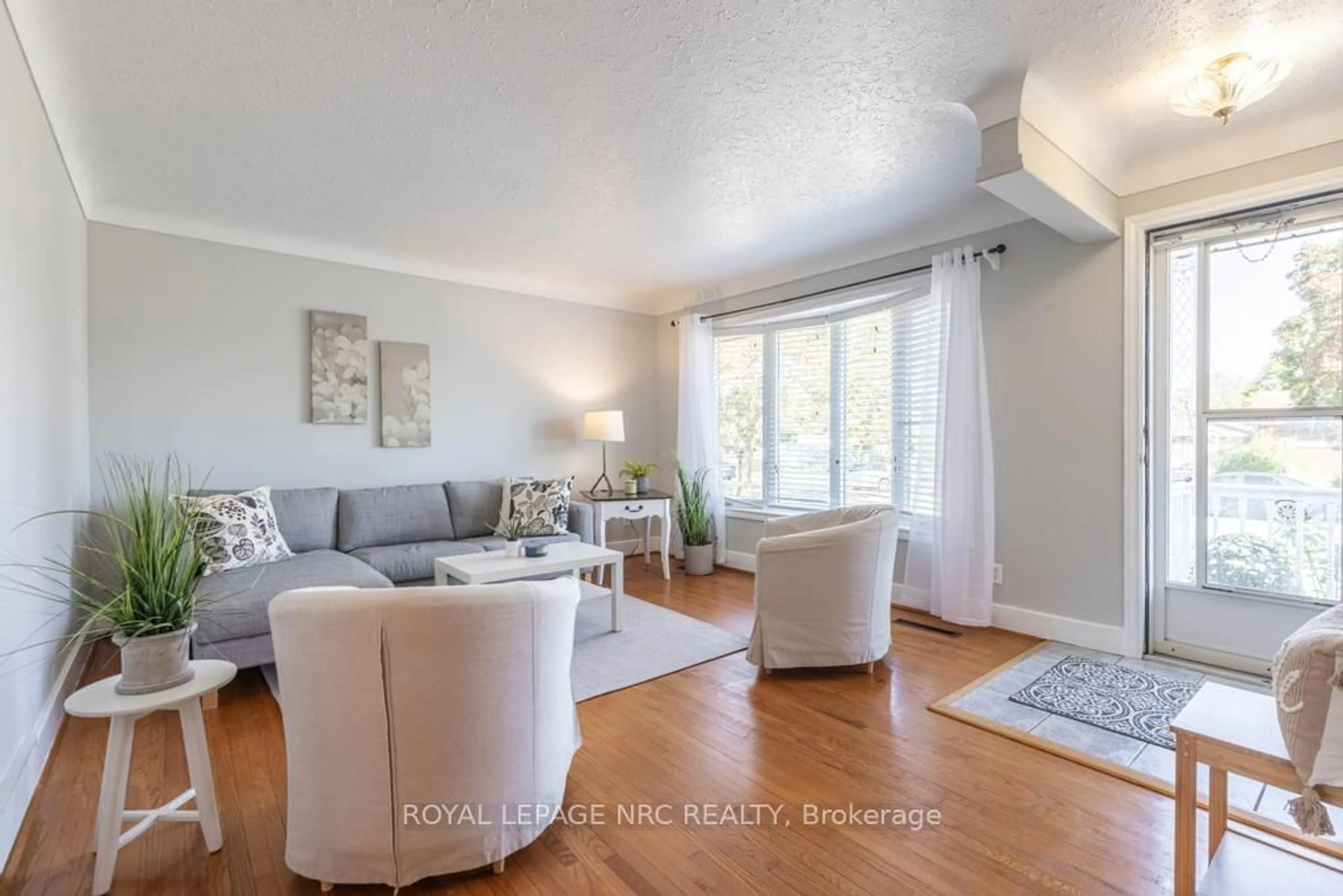 Living room with furniture, wood/laminate floor for 10 Ridgeview Ave, St. Catharines Ontario L2M 6B3