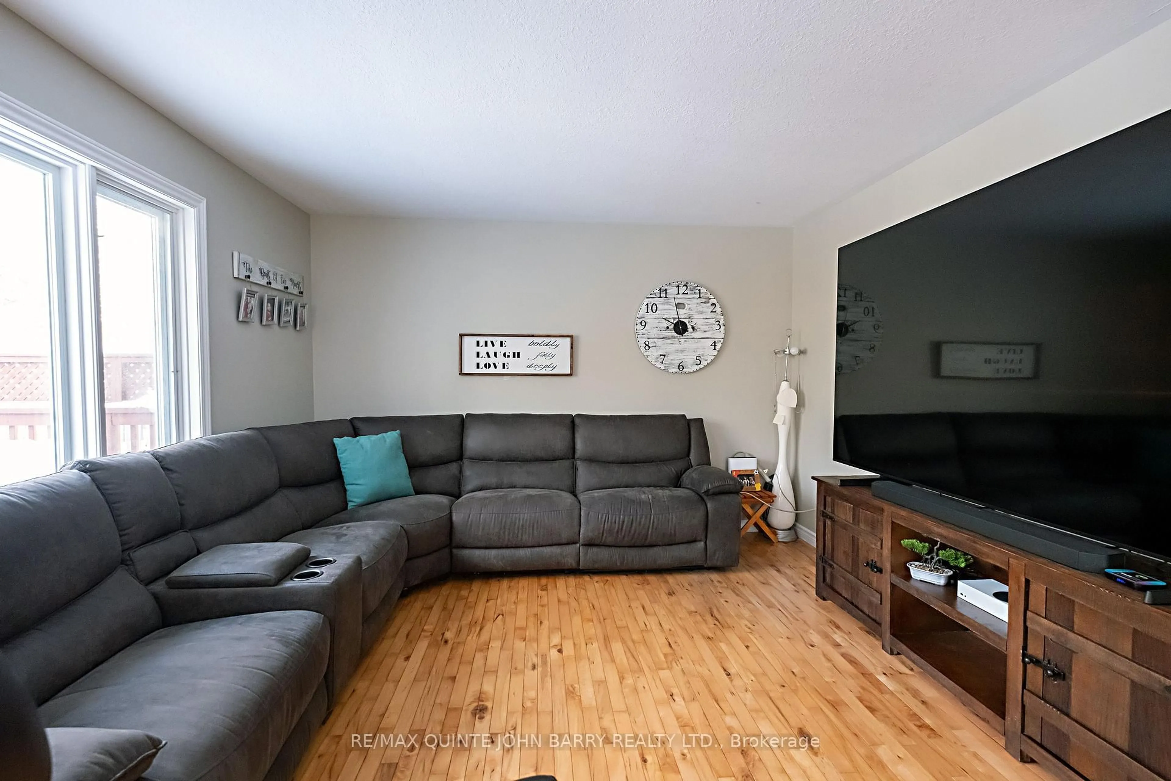 Living room with furniture, wood/laminate floor for 179 Nicholas St, Quinte West Ontario K8V 6E8