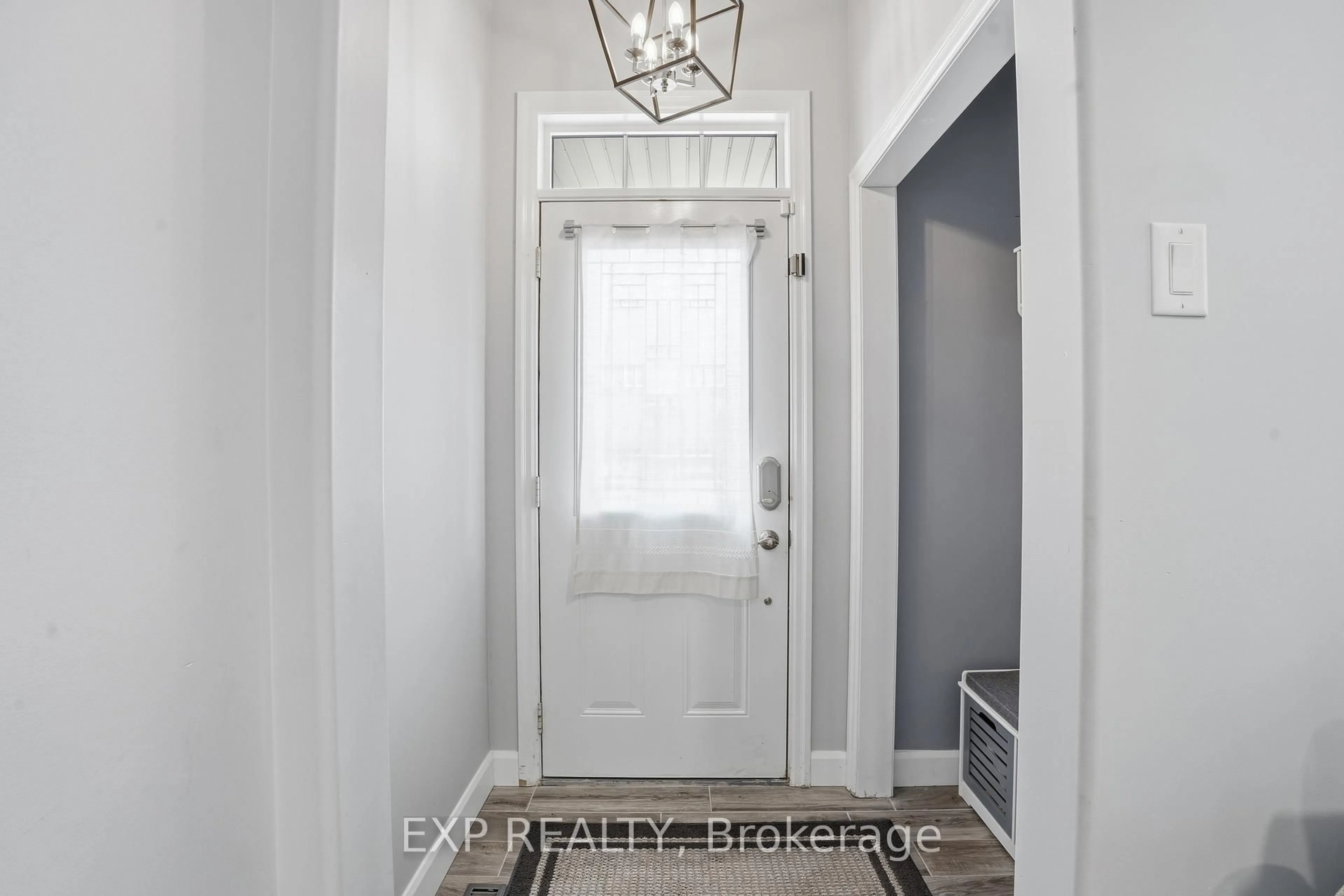 Indoor entryway for 41 Monza Dr, Hamilton Ontario L6H 5R7