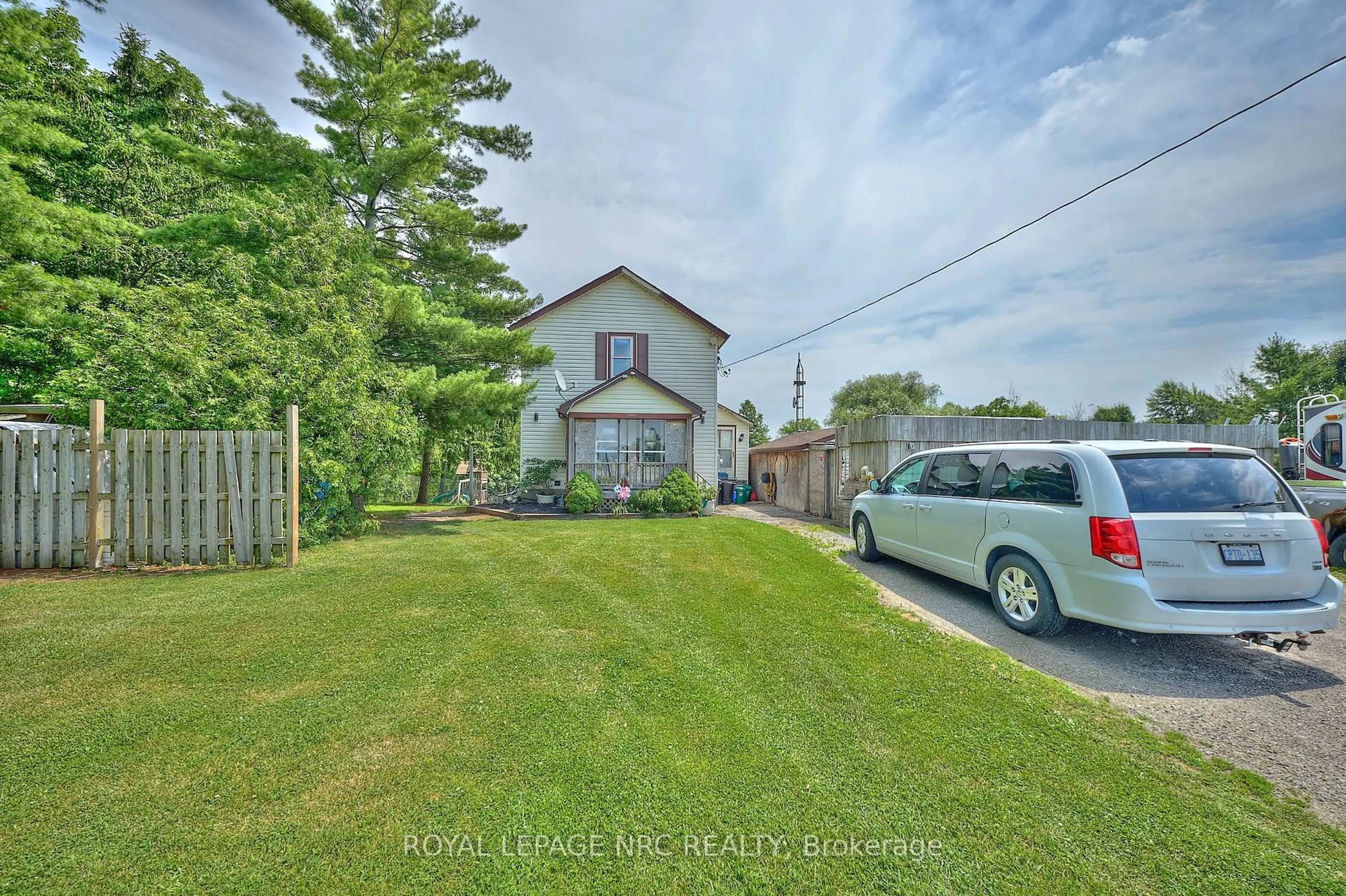 A pic from outside/outdoor area/front of a property/back of a property/a pic from drone, street for 10266 Willodell Rd, Niagara Falls Ontario L0S 1K0