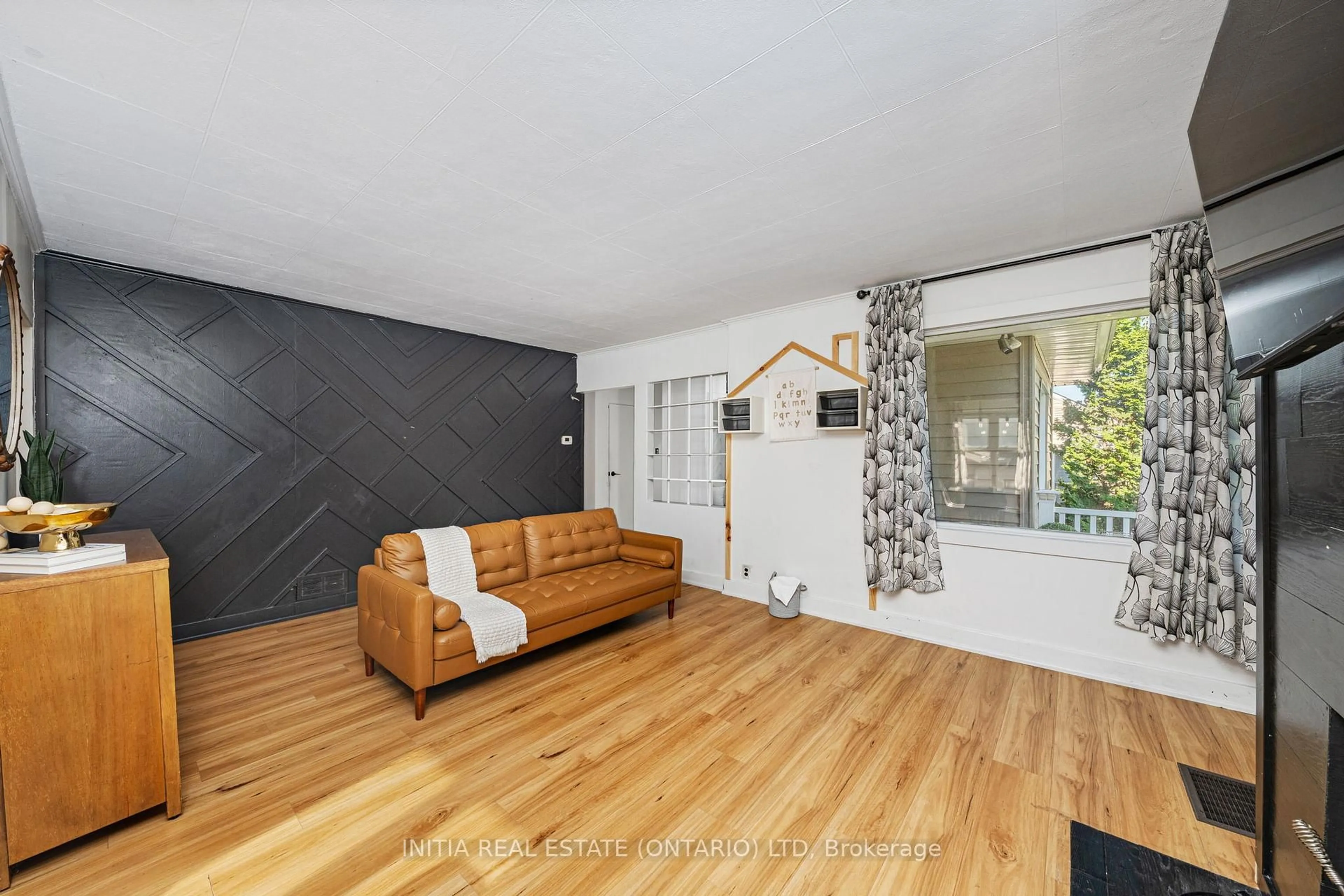 Living room with furniture, unknown for 730 TALFOURD St, Sarnia Ontario N7T 1R9