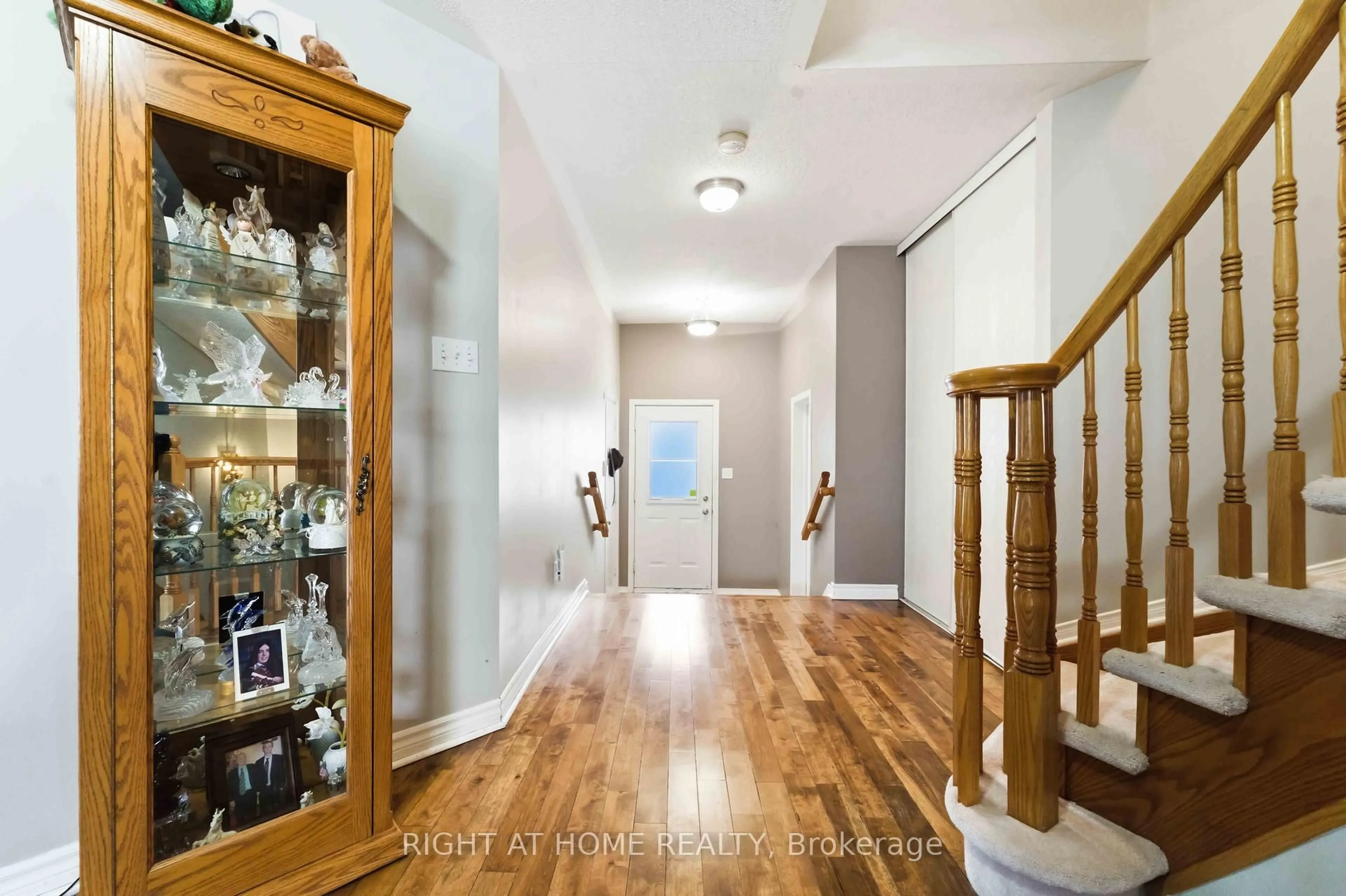 Indoor entryway for 6254 Sablewood Pl, Ottawa Ontario K1C 7M5