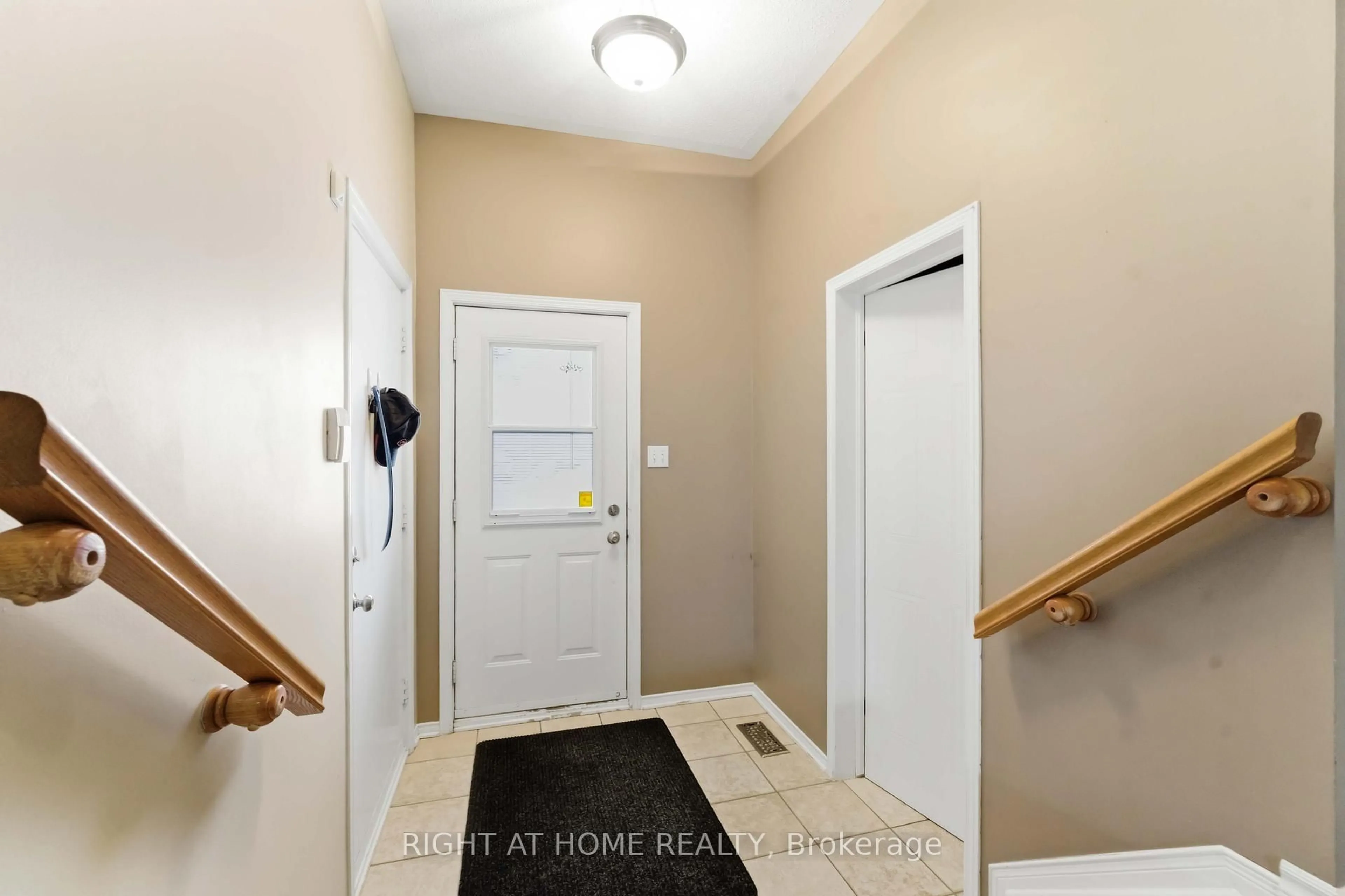 Indoor entryway for 6254 Sablewood Pl, Ottawa Ontario K1C 7M5