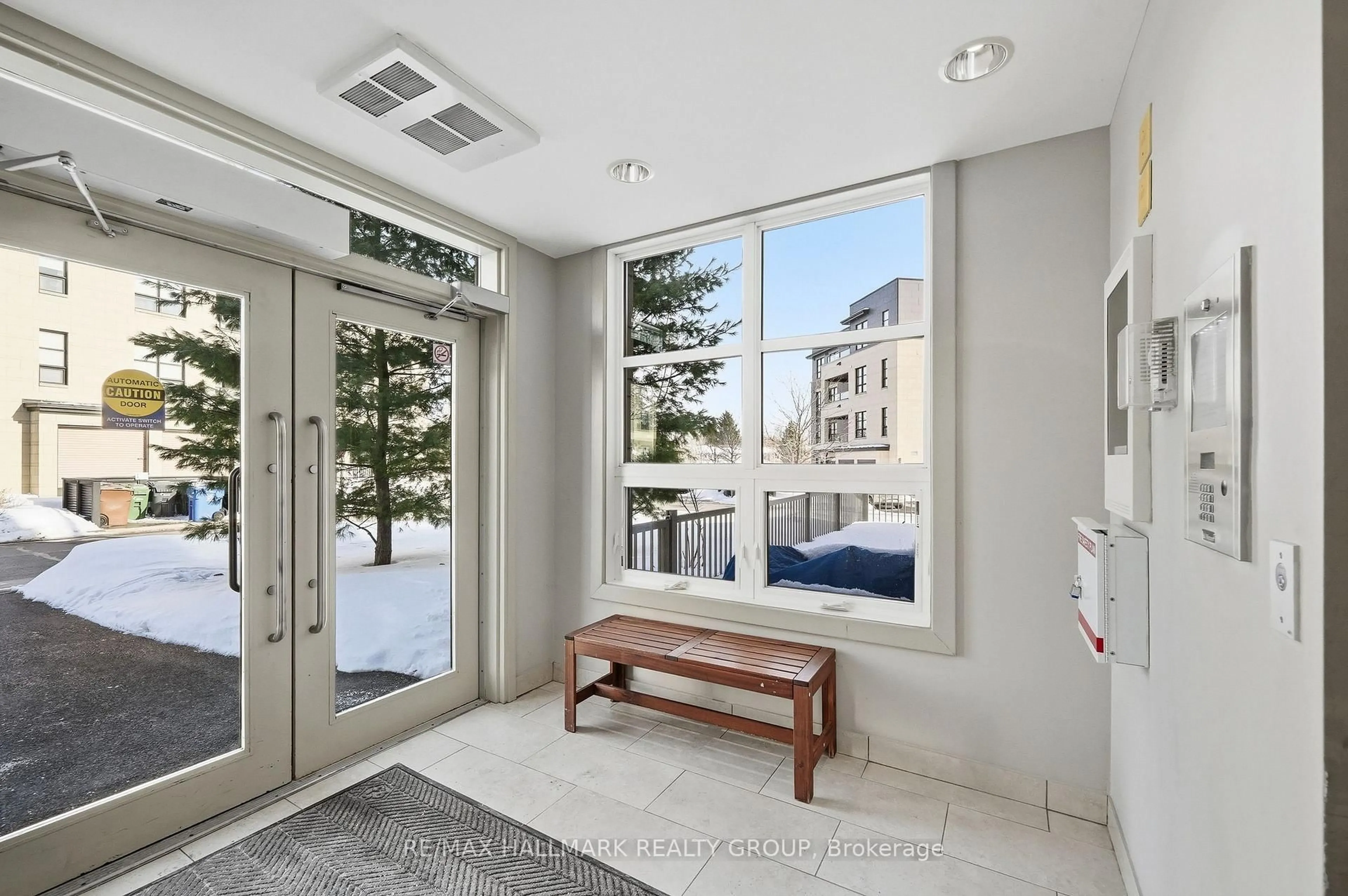 Indoor entryway for 215 Titanium Private #404, Ottawa Ontario K1C 0B7