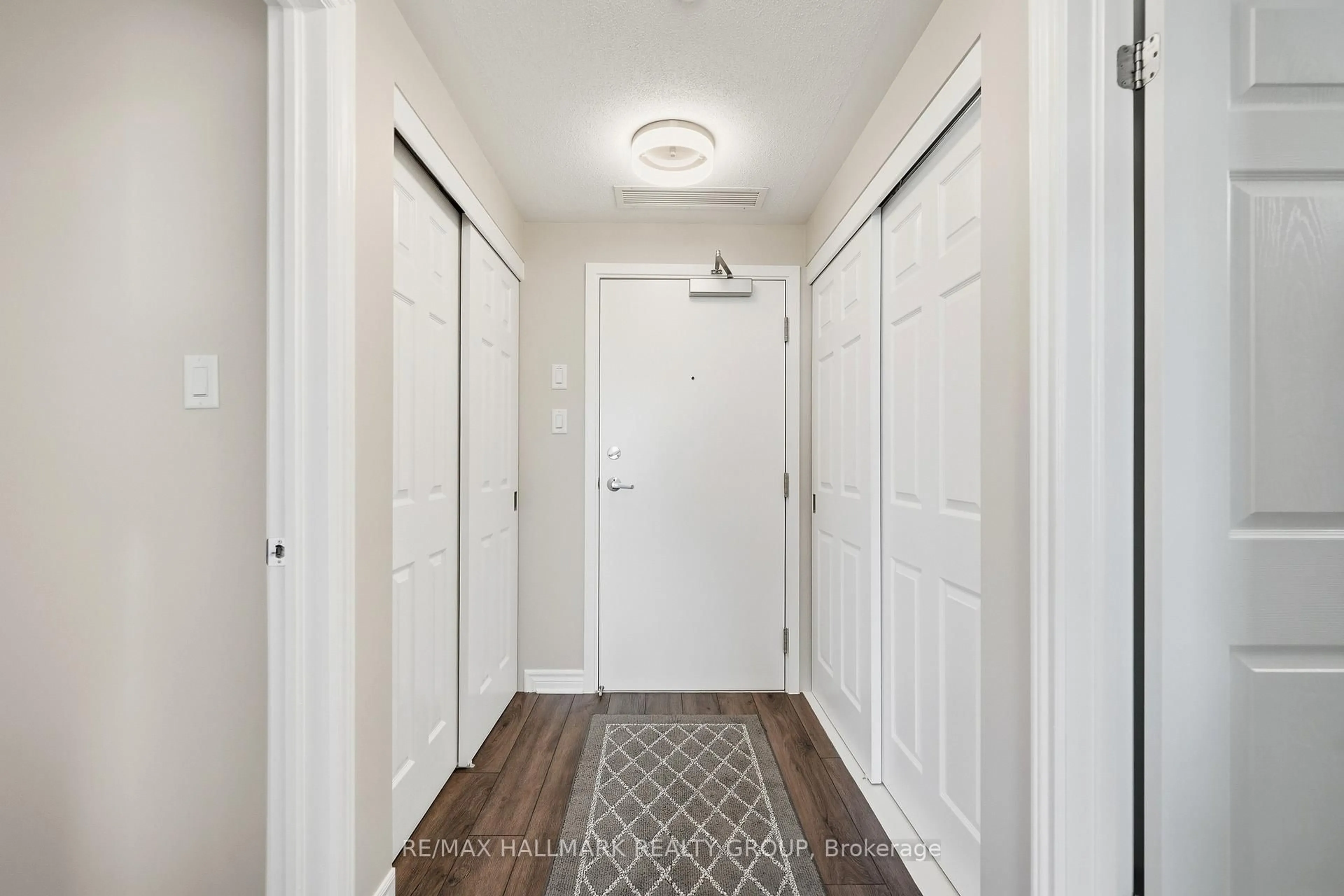Indoor entryway for 215 Titanium Private #404, Ottawa Ontario K1C 0B7