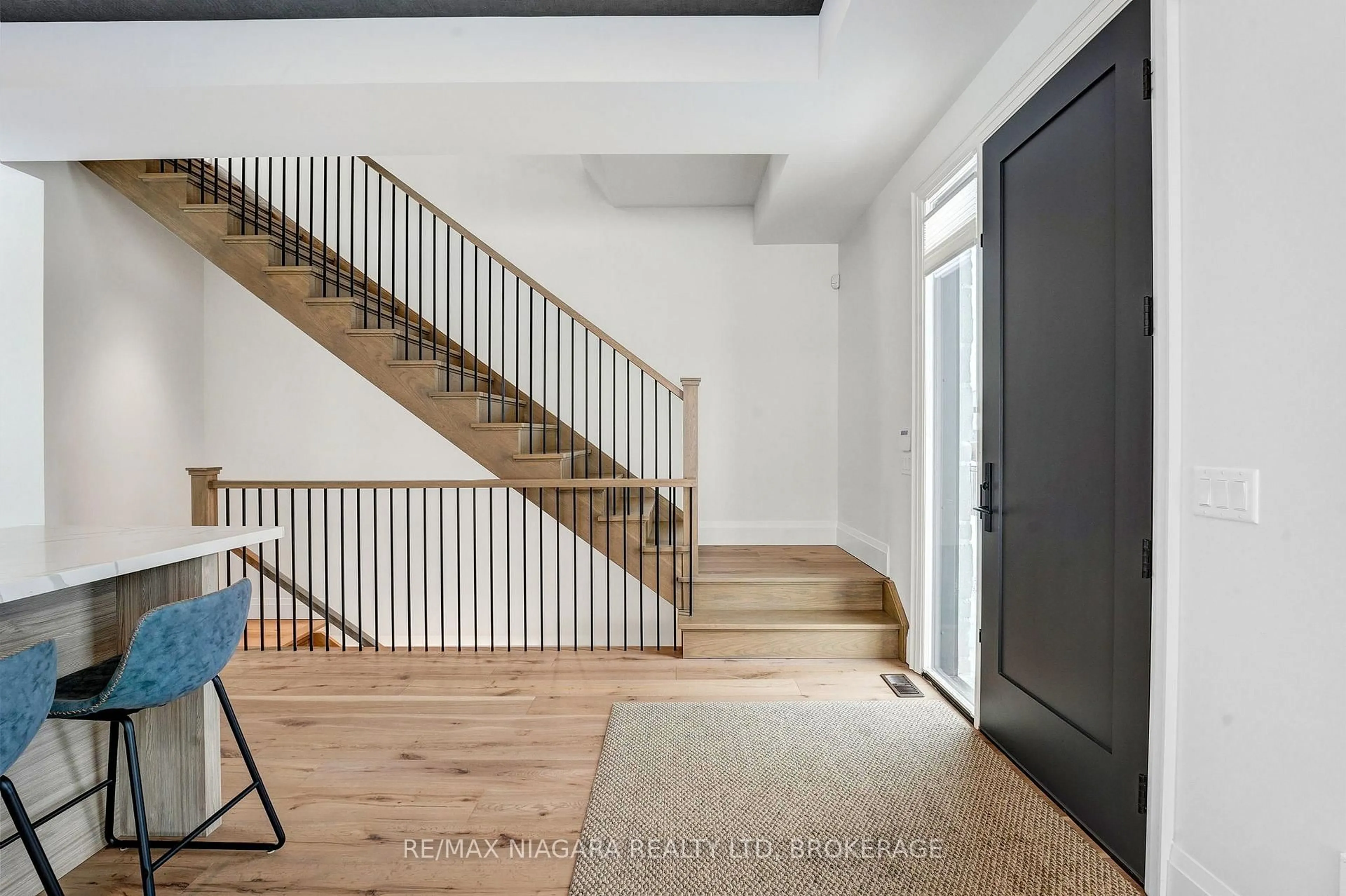 Indoor entryway for 39 Ivy Cres, Thorold Ontario L2V 4N9