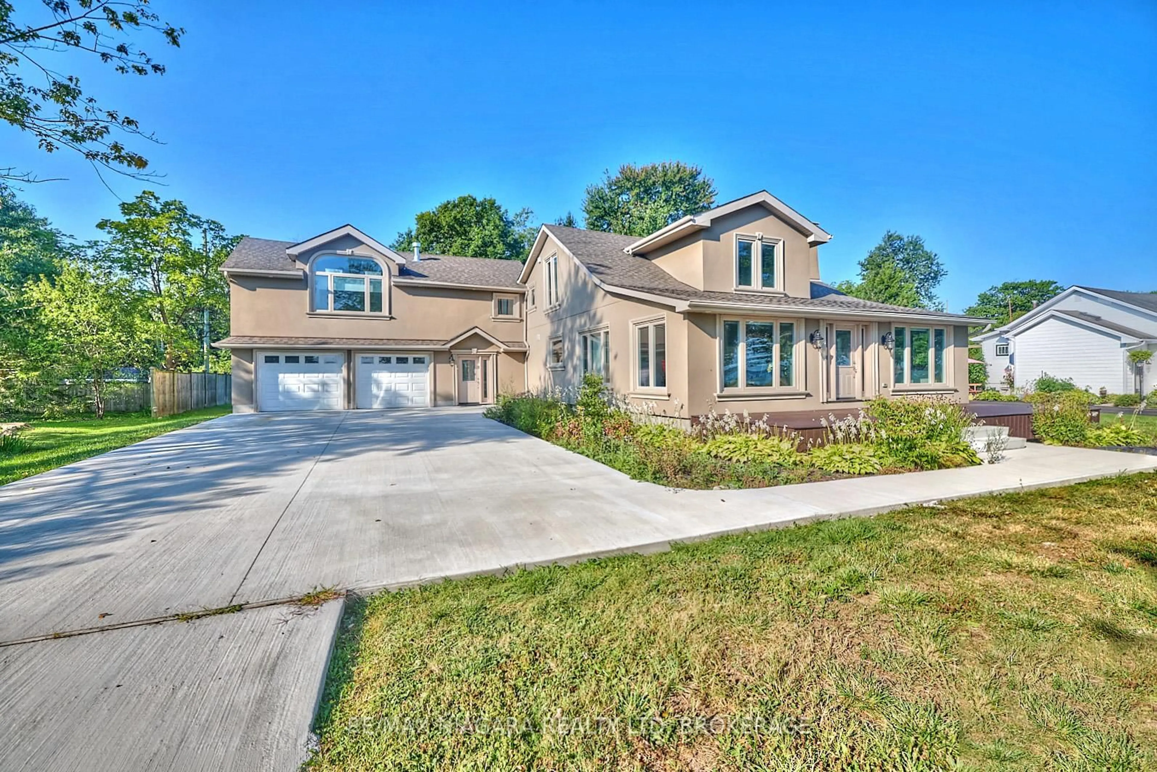 Home with brick exterior material, street for 4229 Niagara River Pkwy, Fort Erie Ontario L0S 1S0