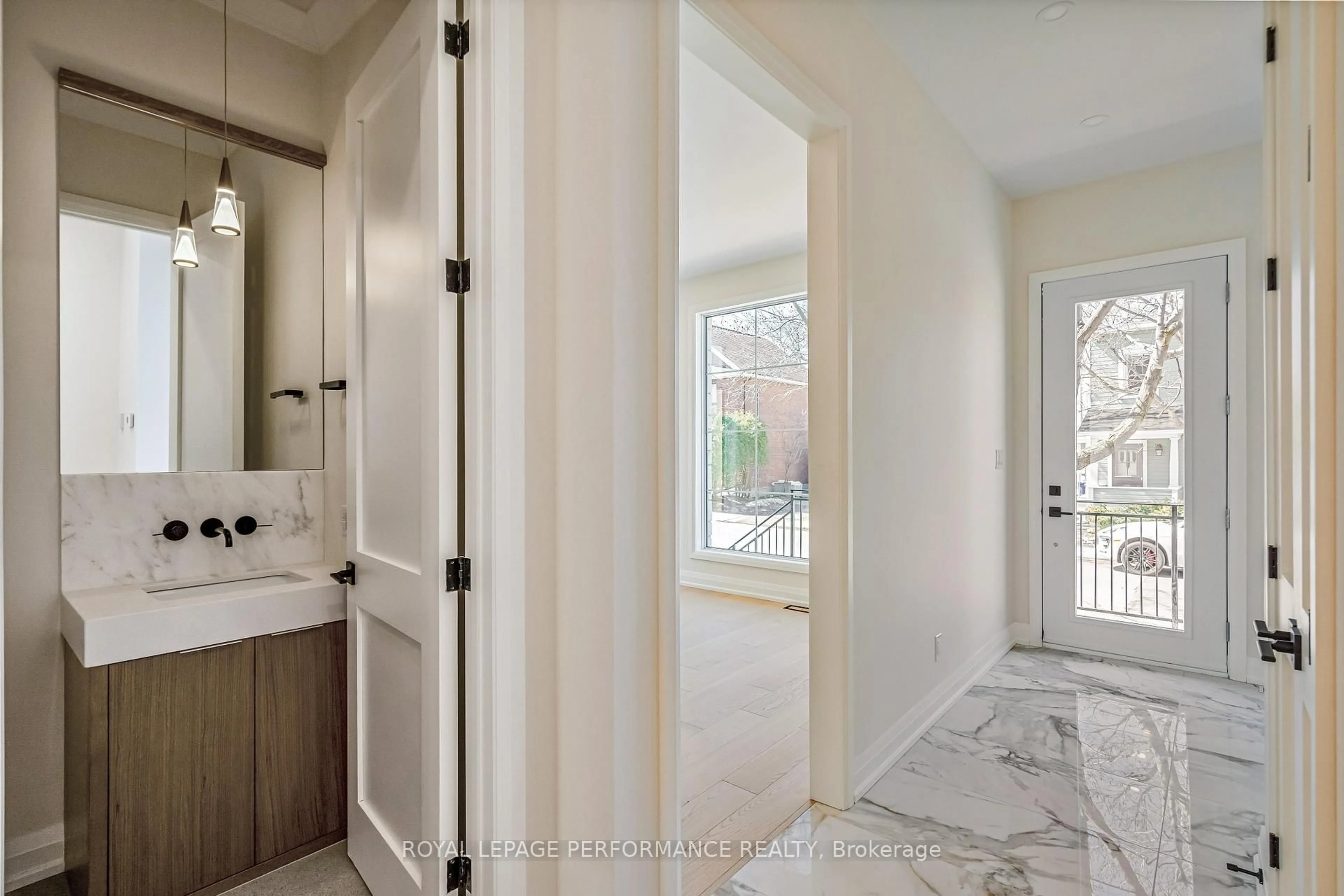 Indoor entryway for 31 Commanda Way, Ottawa Ontario K1M 1G1