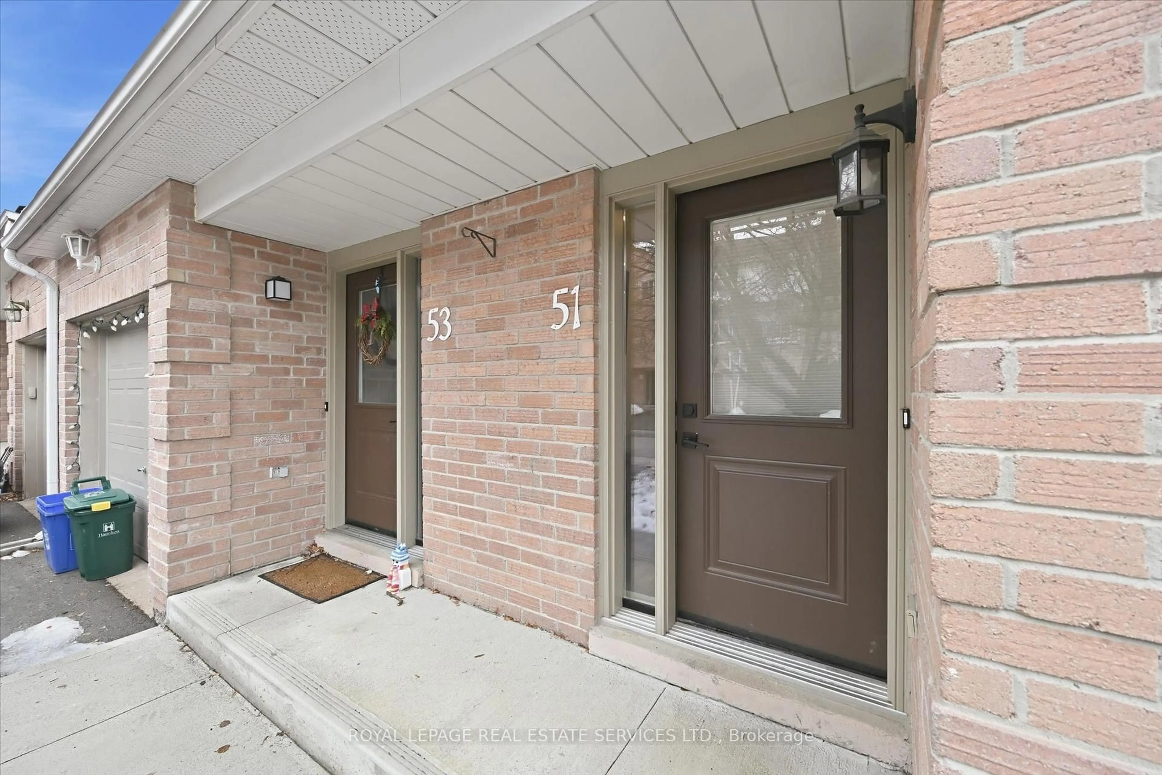 Indoor entryway for 26 Moss Blvd #51, Hamilton Ontario L9H 6W8