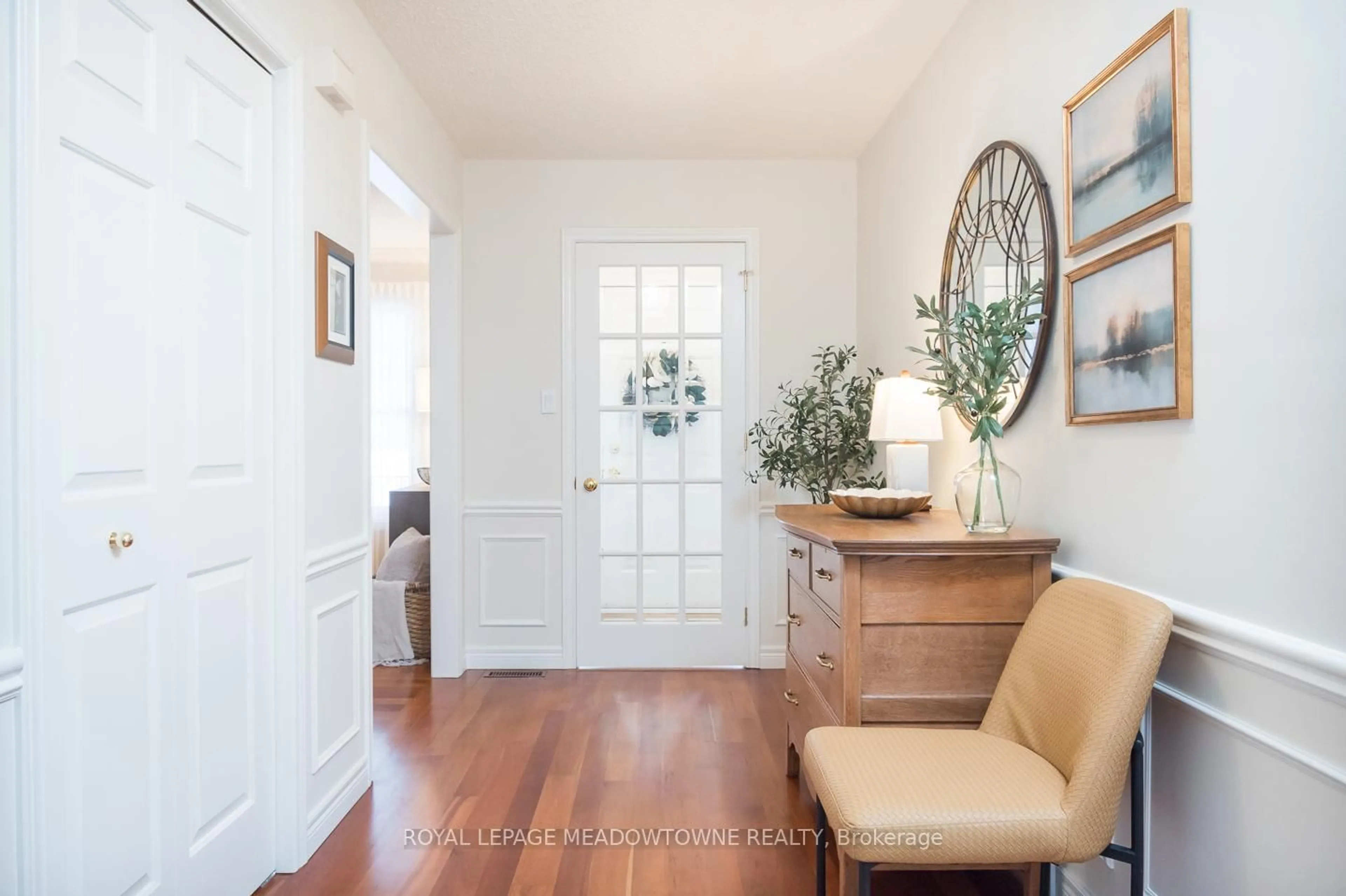 Indoor entryway for 56 Acredale Dr, Hamilton Ontario L0R 1H2