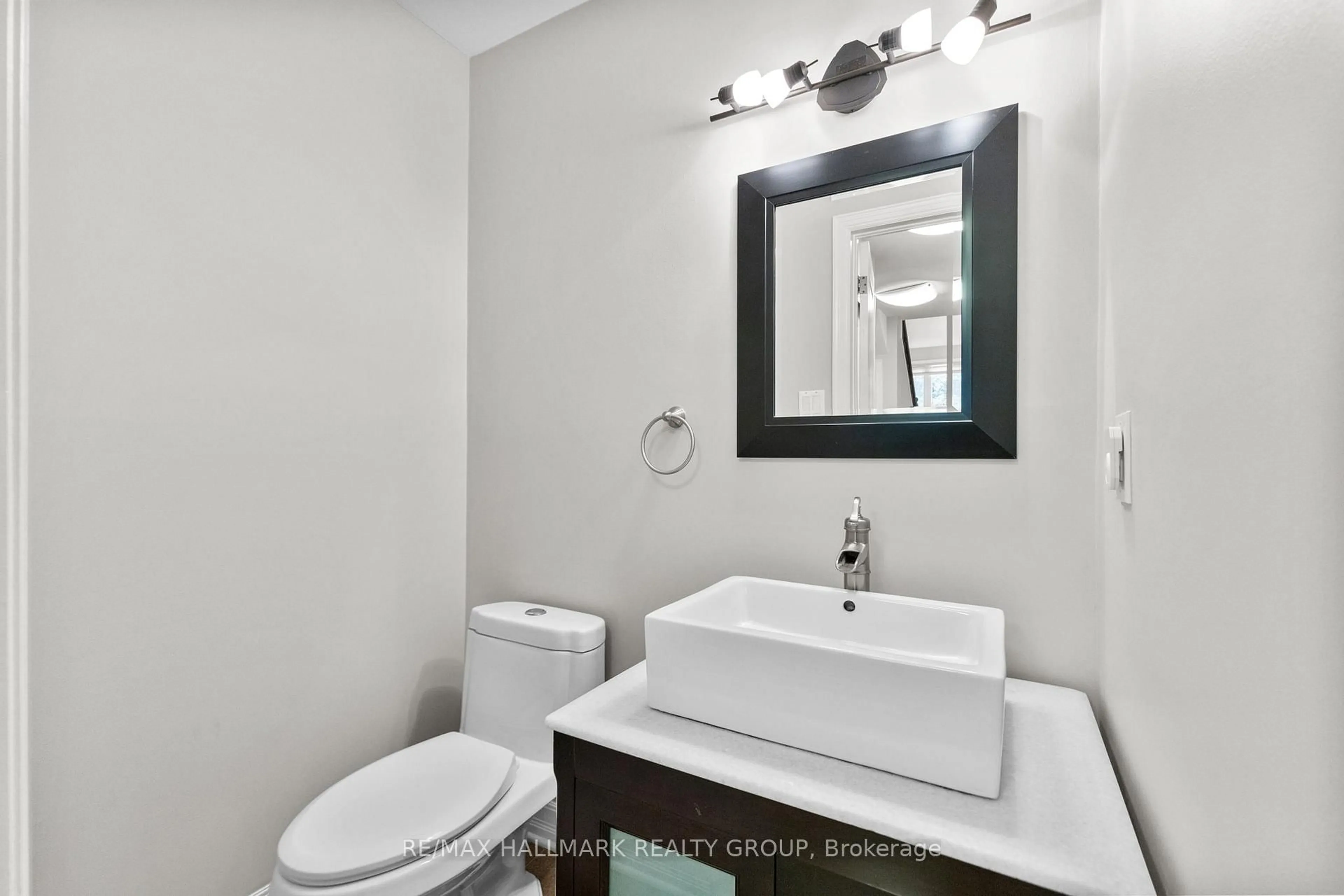 Standard bathroom, ceramic/tile floor for 30 Lillico Dr, Ottawa Ontario K1V 9L6