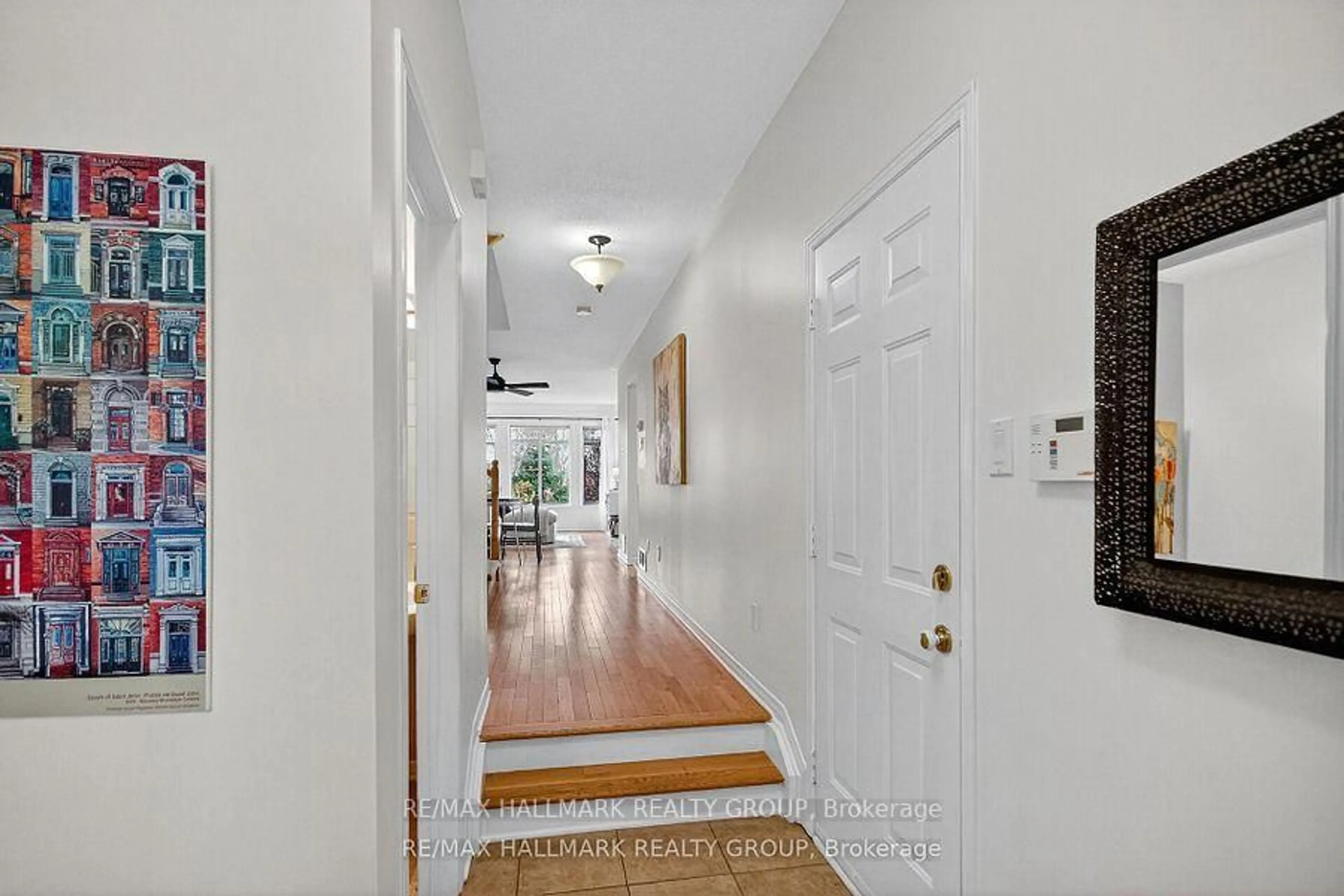 Indoor entryway for 135 Gatespark Private, Ottawa Ontario K2T 1L1