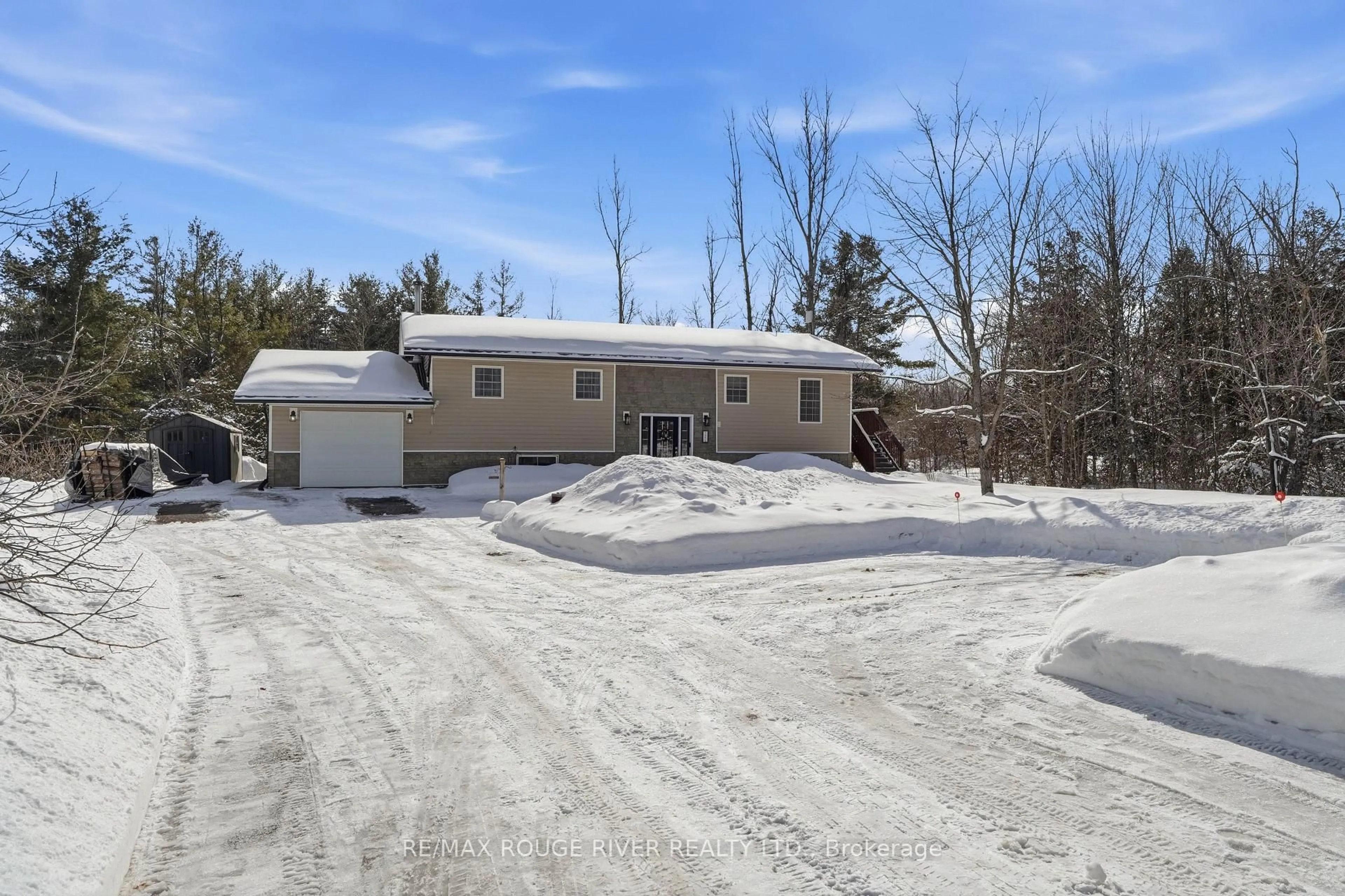 A pic from outside/outdoor area/front of a property/back of a property/a pic from drone, street for 1262 Quin-Mo-Lac Rd, Tweed Ontario K0K 3J0