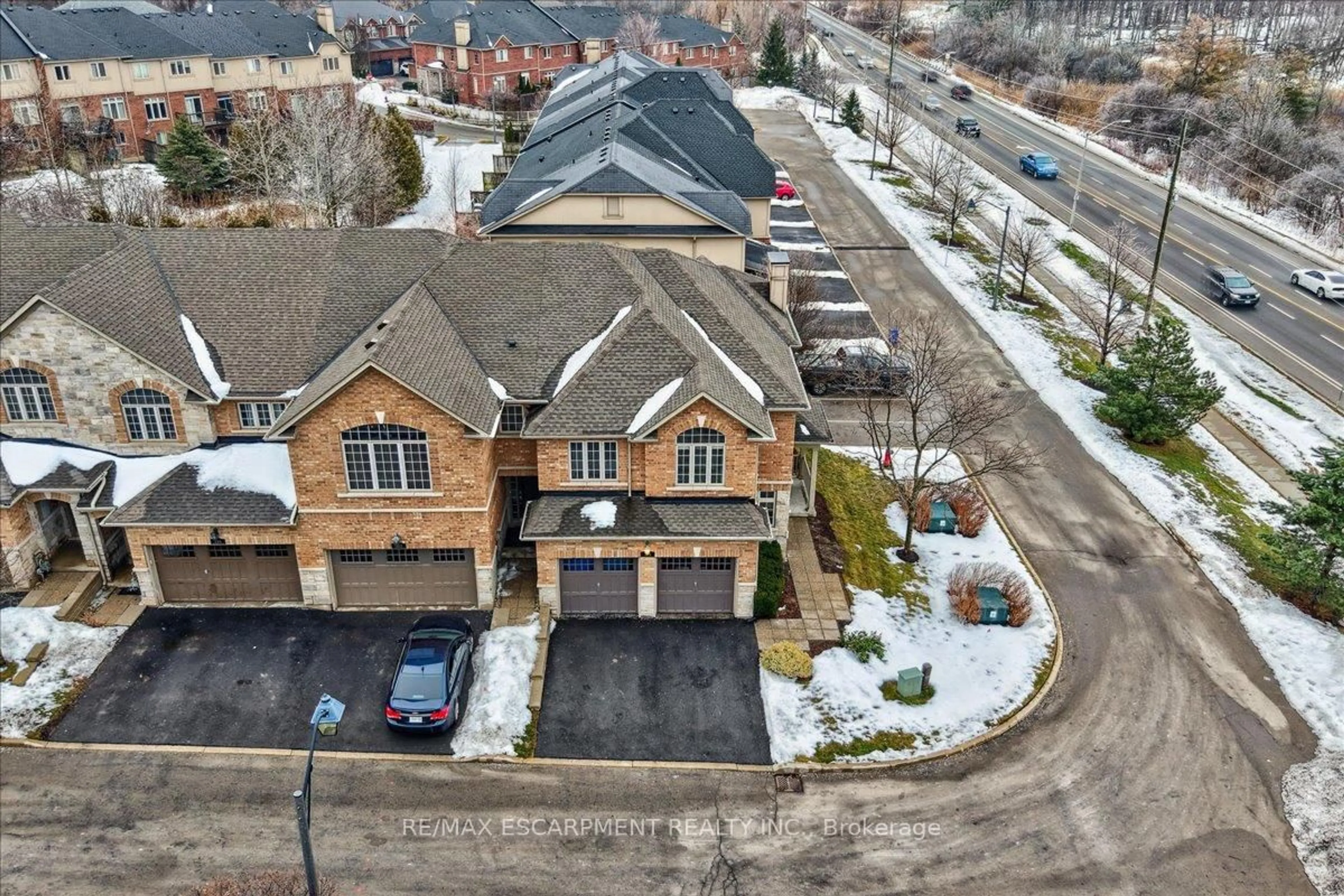 A pic from outside/outdoor area/front of a property/back of a property/a pic from drone, street for 105 Oakhaven Pl, Hamilton Ontario L9K 0B6
