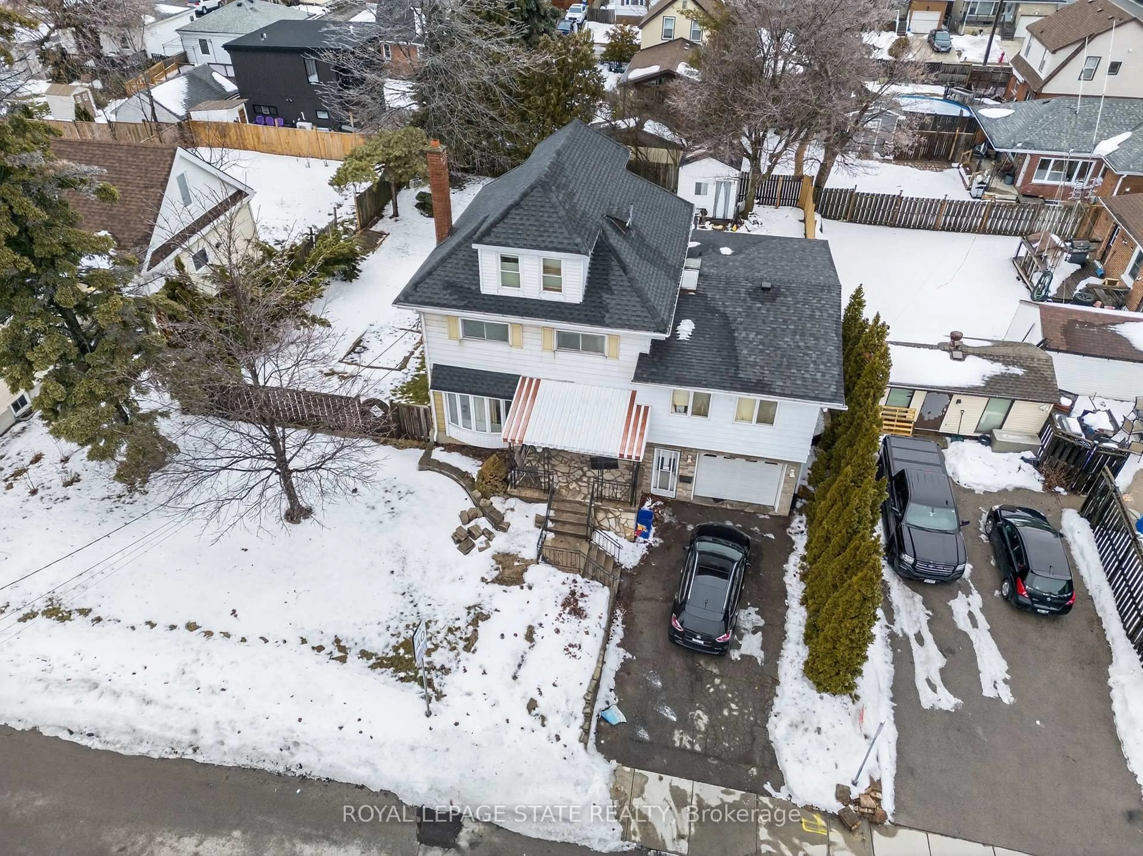 A pic from outside/outdoor area/front of a property/back of a property/a pic from drone, street for 312 East 12th St, Hamilton Ontario L9A 3Y1