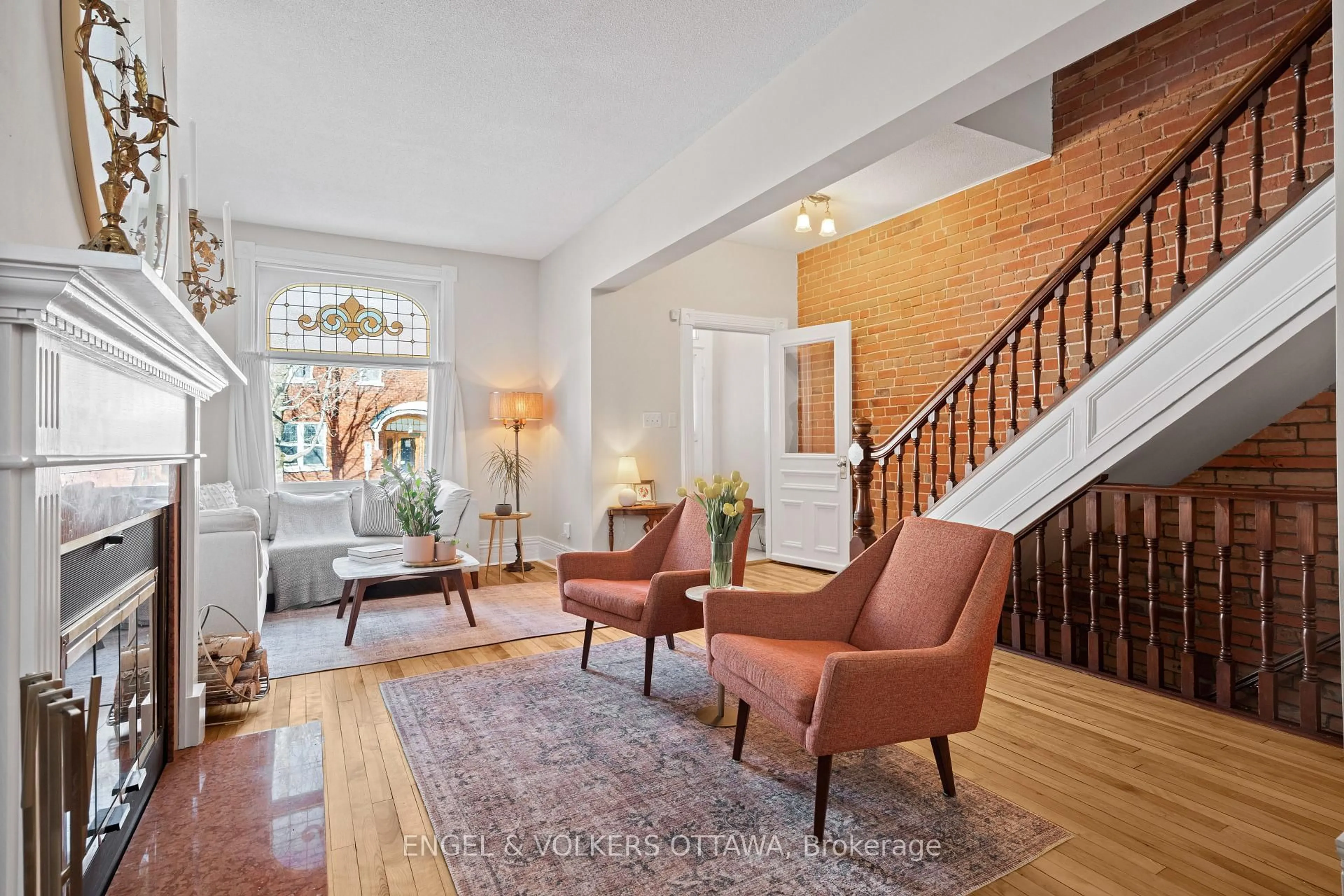 Indoor foyer for 210 Daly Ave, Ottawa Ontario K1N 6G2