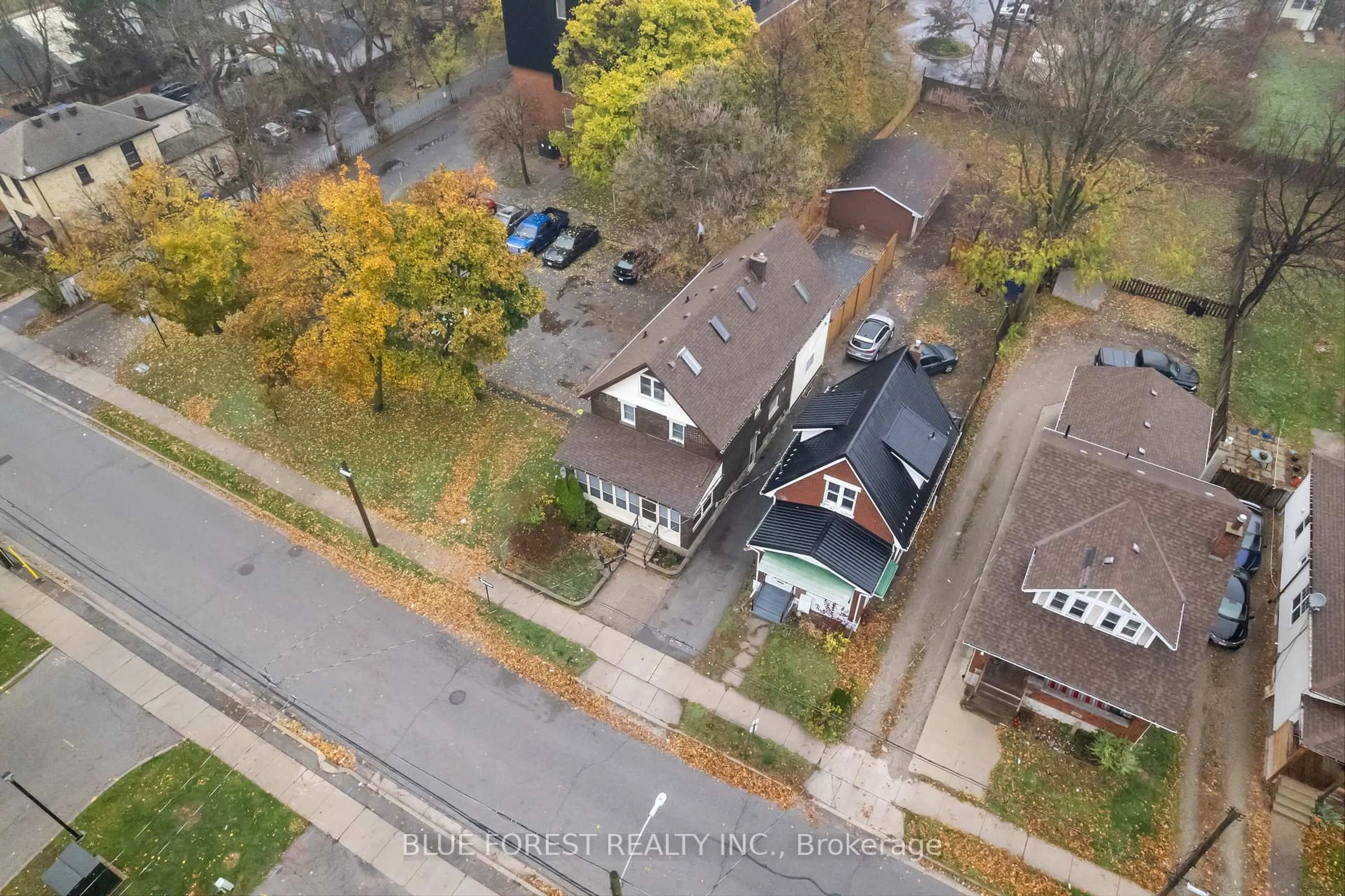 A pic from outside/outdoor area/front of a property/back of a property/a pic from drone, street for 246 Grey St, London East Ontario N6B 1G5