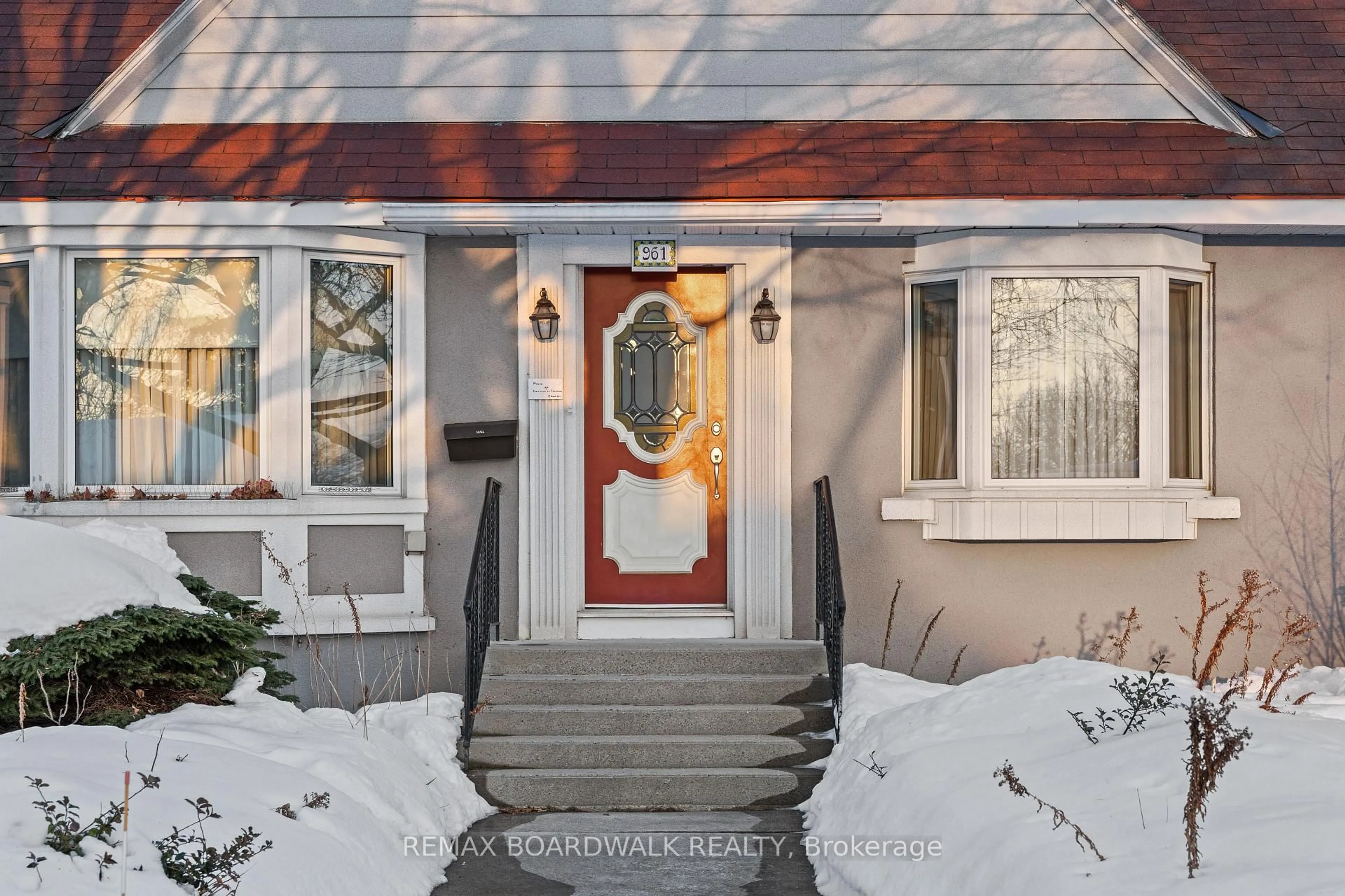 Indoor entryway for 961 Kingsmere Ave, Ottawa Ontario K2A 3K3