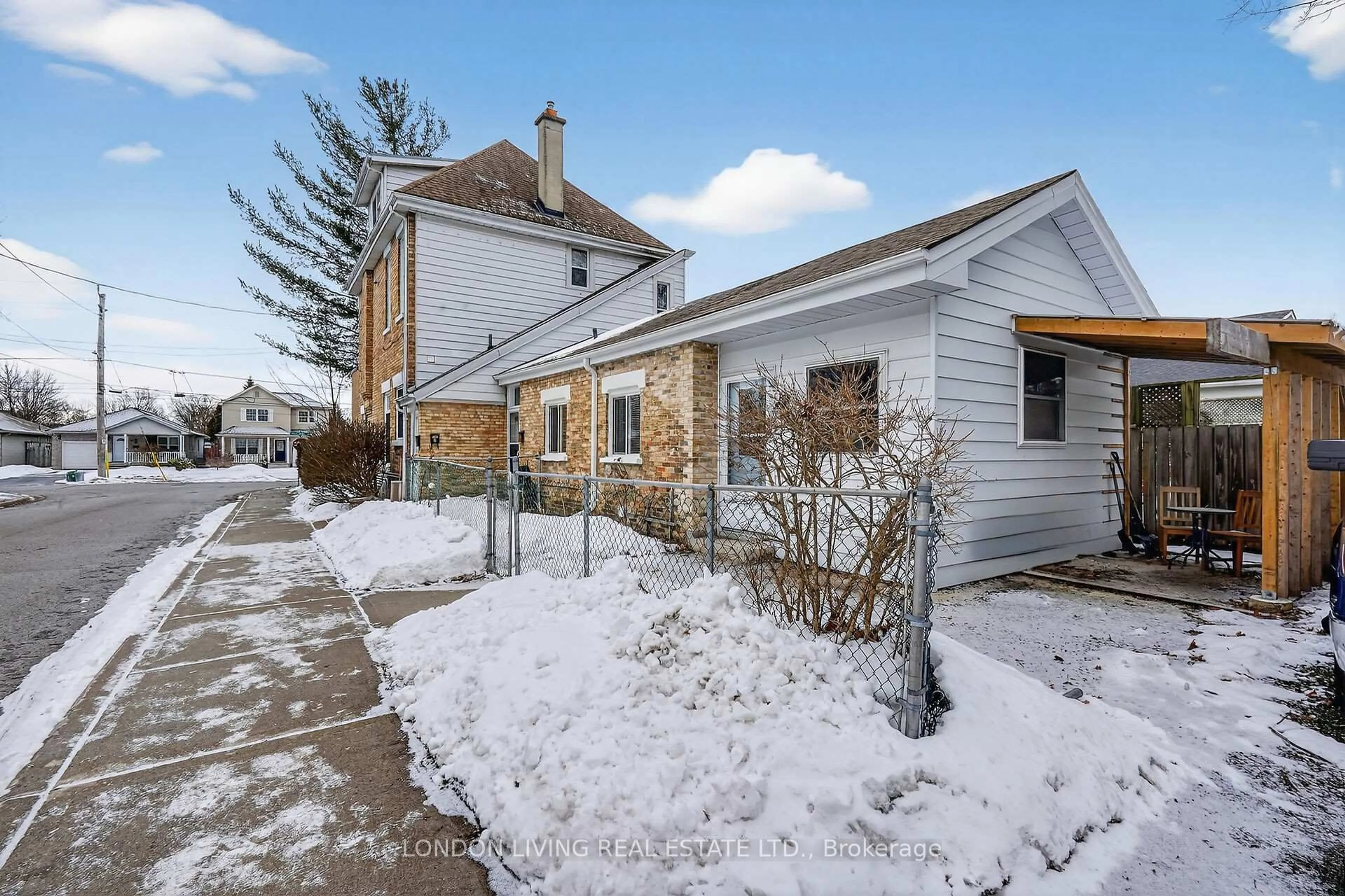 Unknown for 572 Pall Mall St, London East Ontario N5Y 2P3