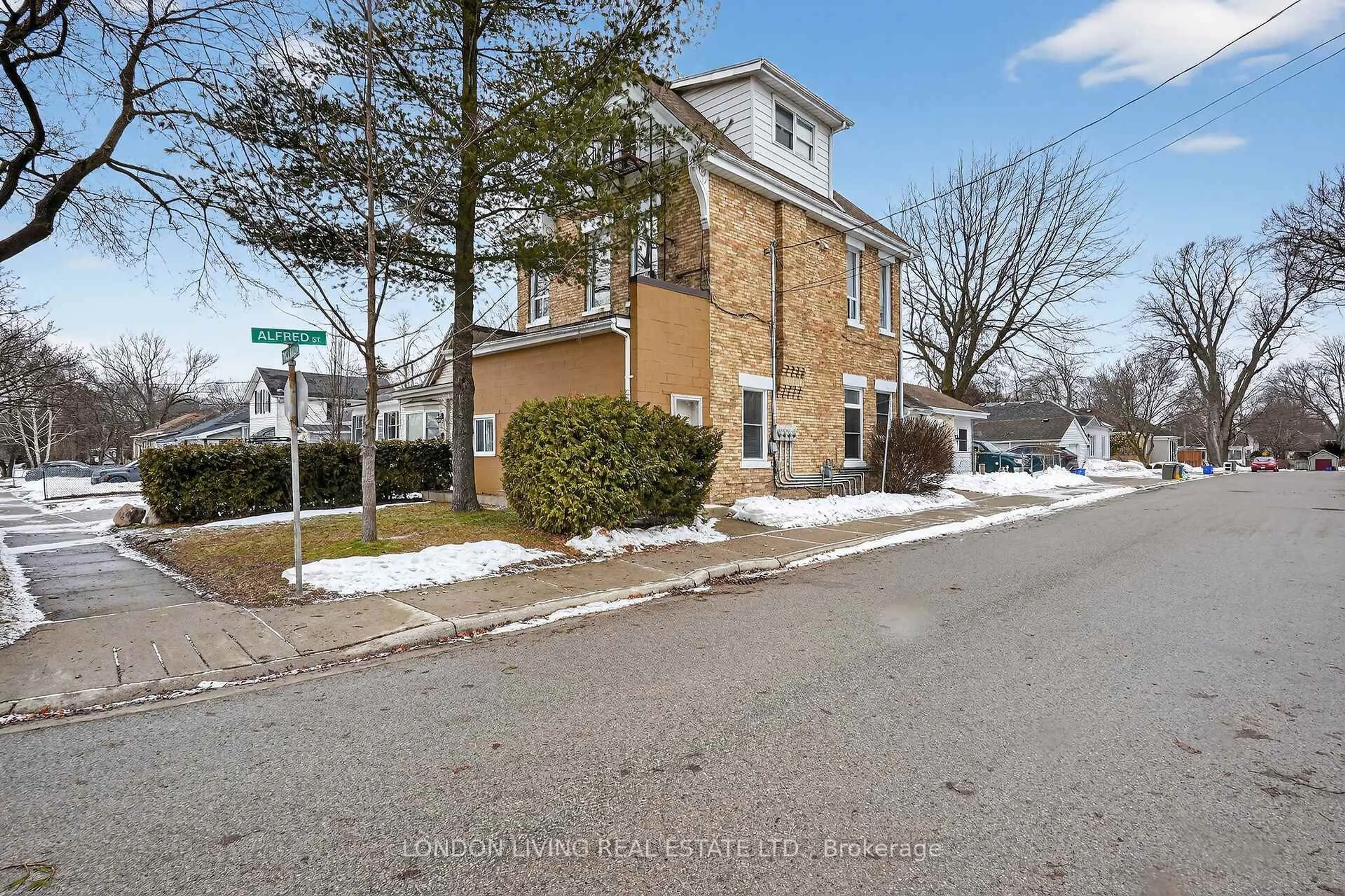 A pic from outside/outdoor area/front of a property/back of a property/a pic from drone, street for 572 Pall Mall St, London East Ontario N5Y 2P3