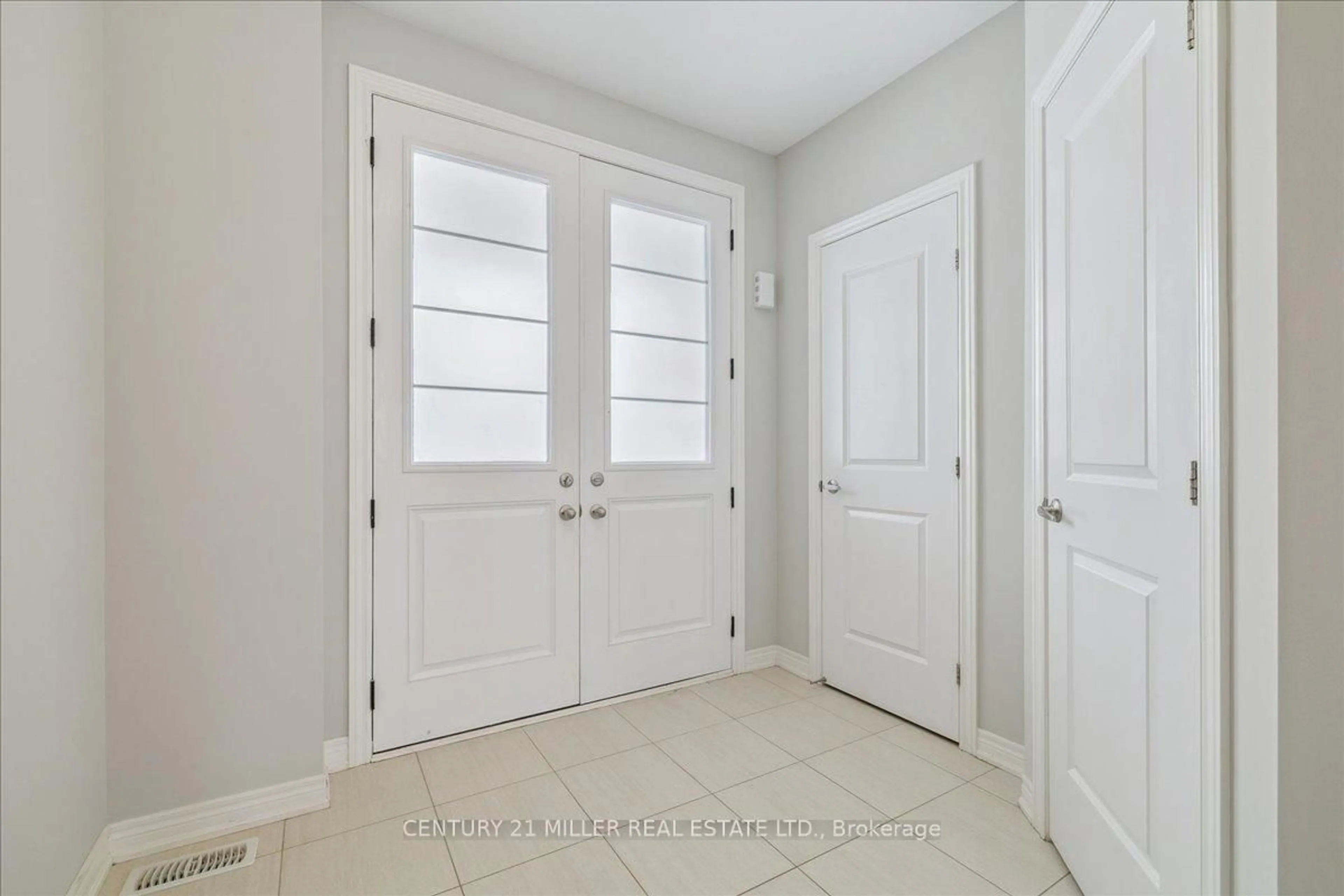 Indoor entryway for 8 COOLEY Grve, Hamilton Ontario L9K 0J7