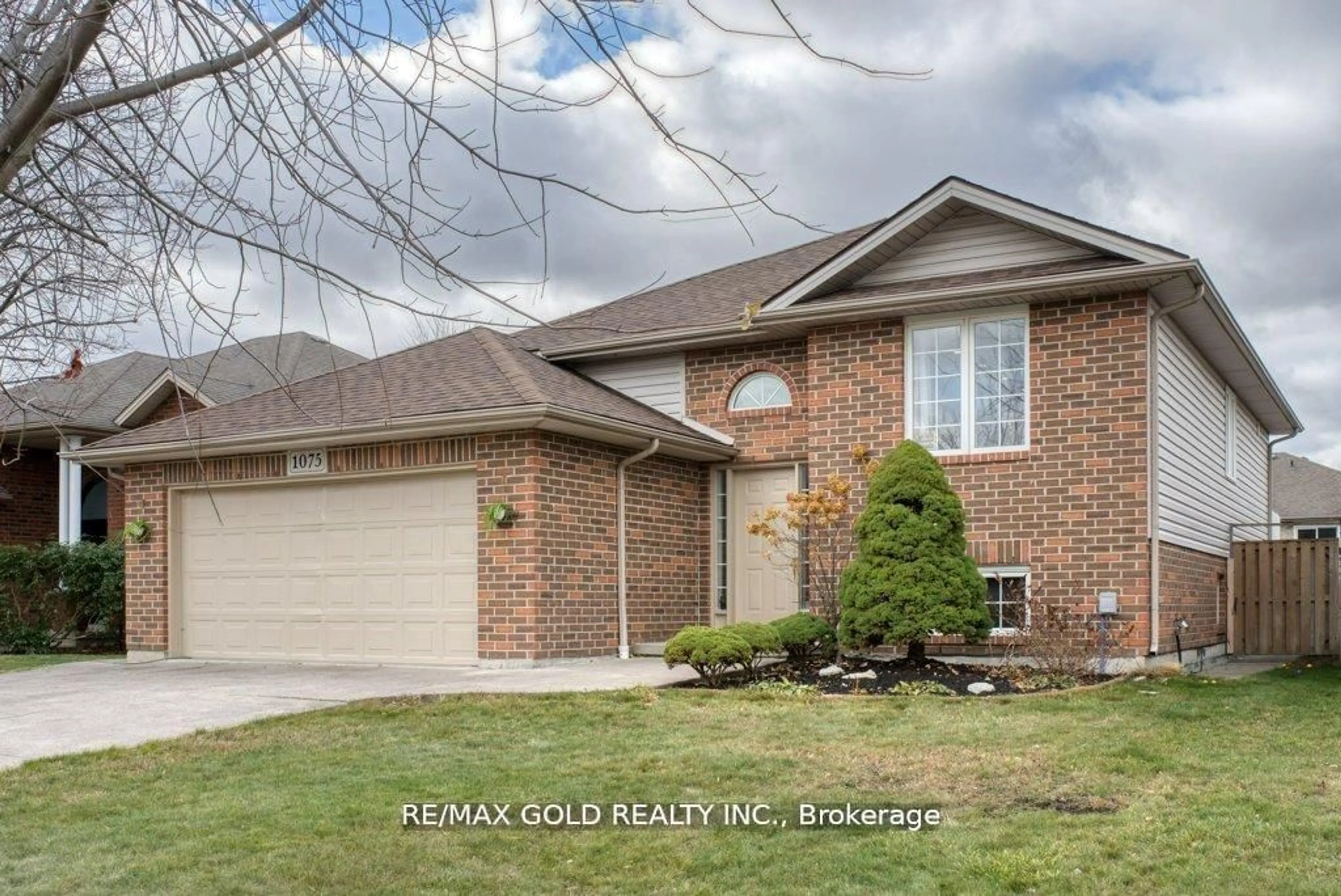 Home with brick exterior material, street for 1075 BANWELL Rd, Windsor Ontario N8P 1J3