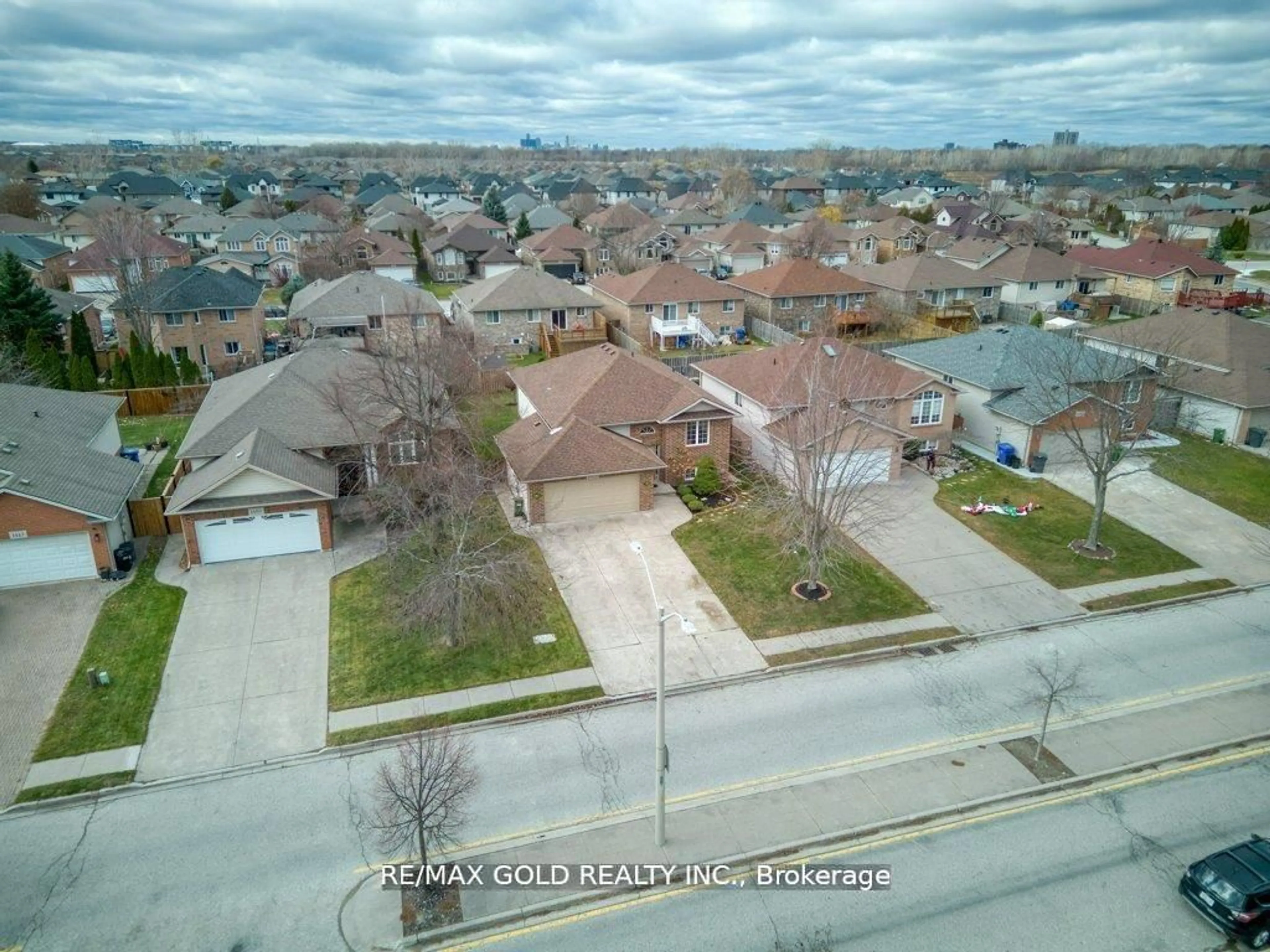 A pic from outside/outdoor area/front of a property/back of a property/a pic from drone, street for 1075 BANWELL Rd, Windsor Ontario N8P 1J3