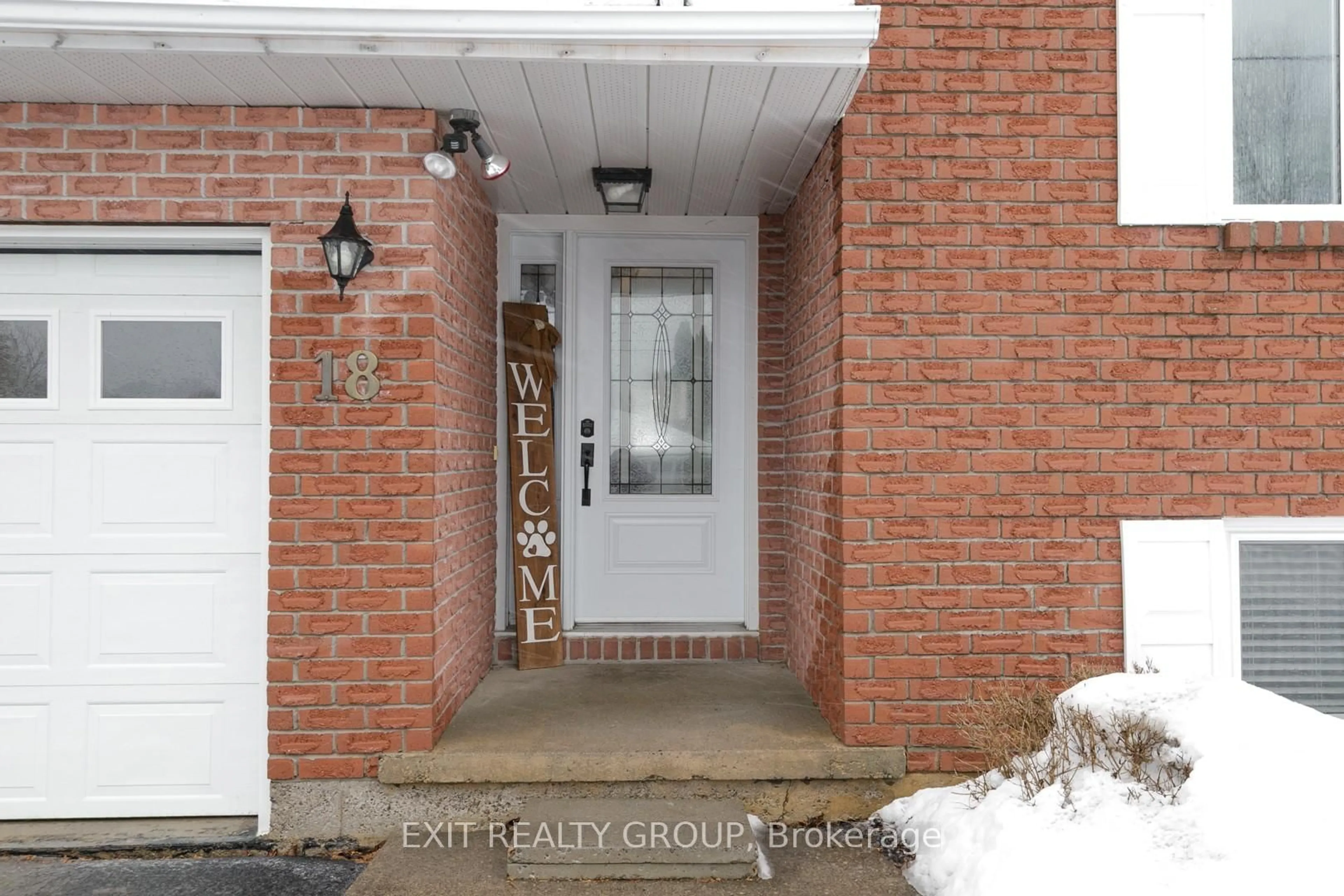 Indoor entryway for 18 Tanner Dr, Stirling Ontario K0K 3E0