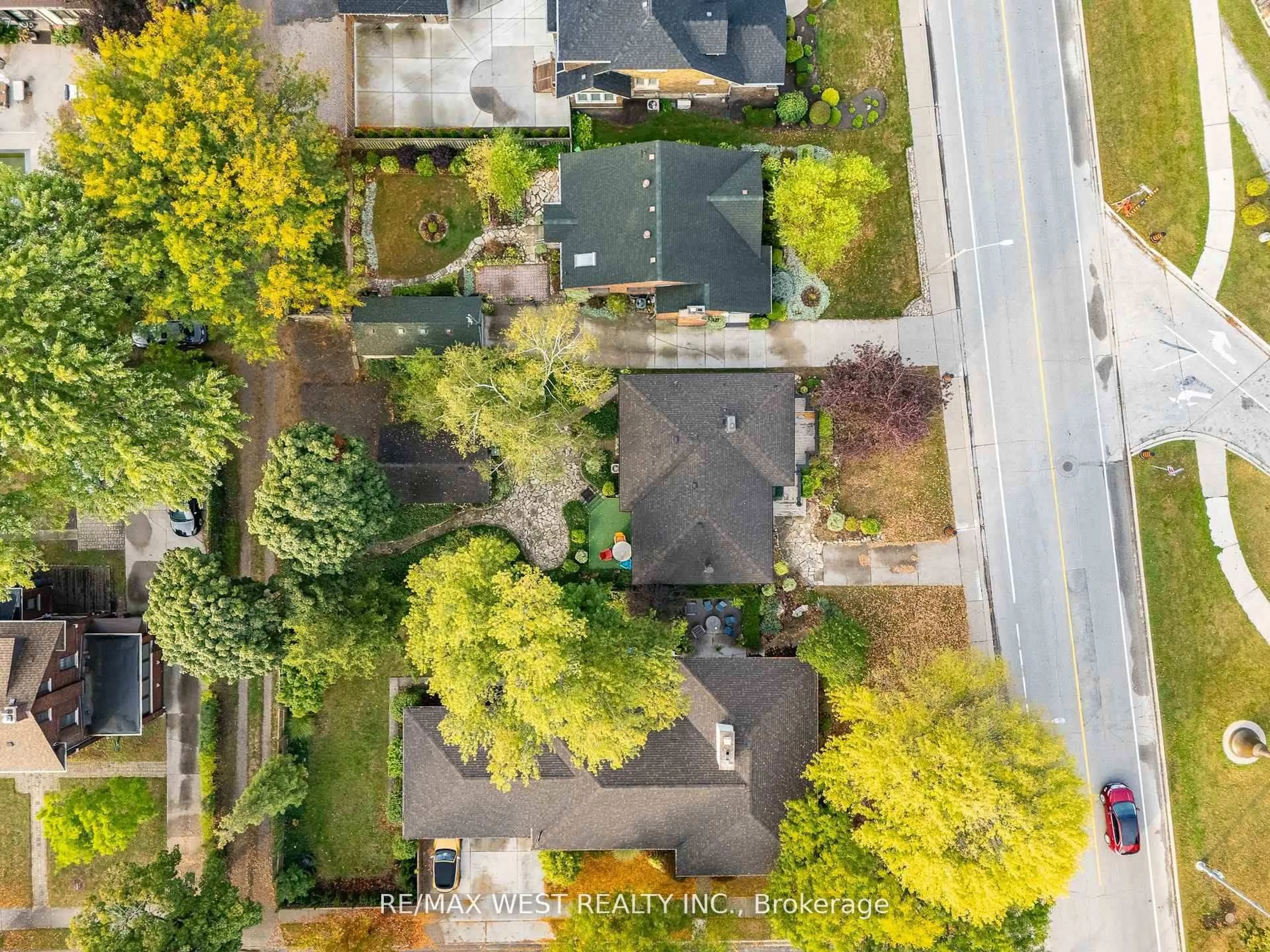 A pic from outside/outdoor area/front of a property/back of a property/a pic from drone, street for 2437 Riverside Dr, Windsor Ontario N9B 1B2