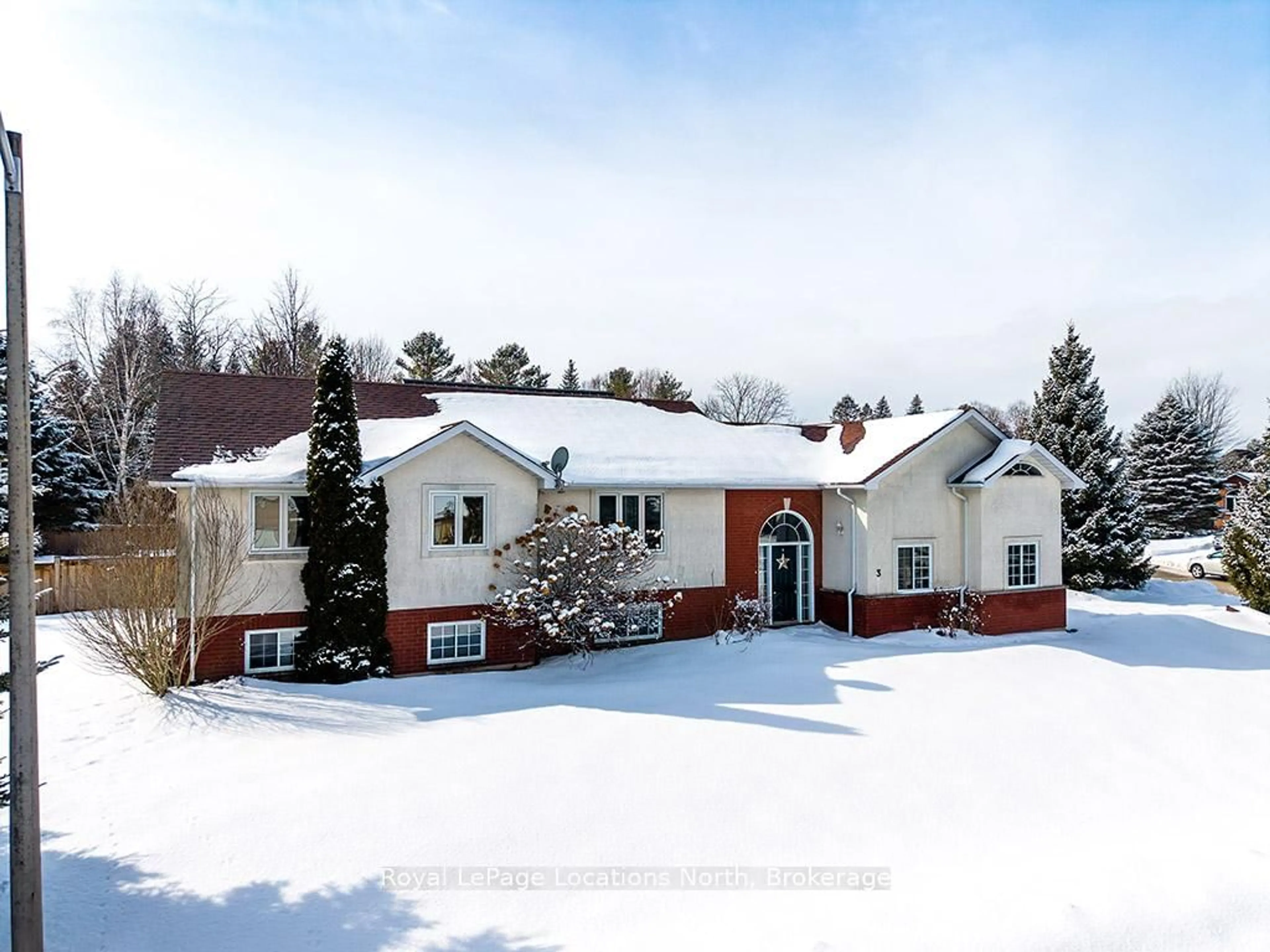 Home with brick exterior material, unknown for 3 Shirley Crt, Blue Mountains Ontario N0H 2P0