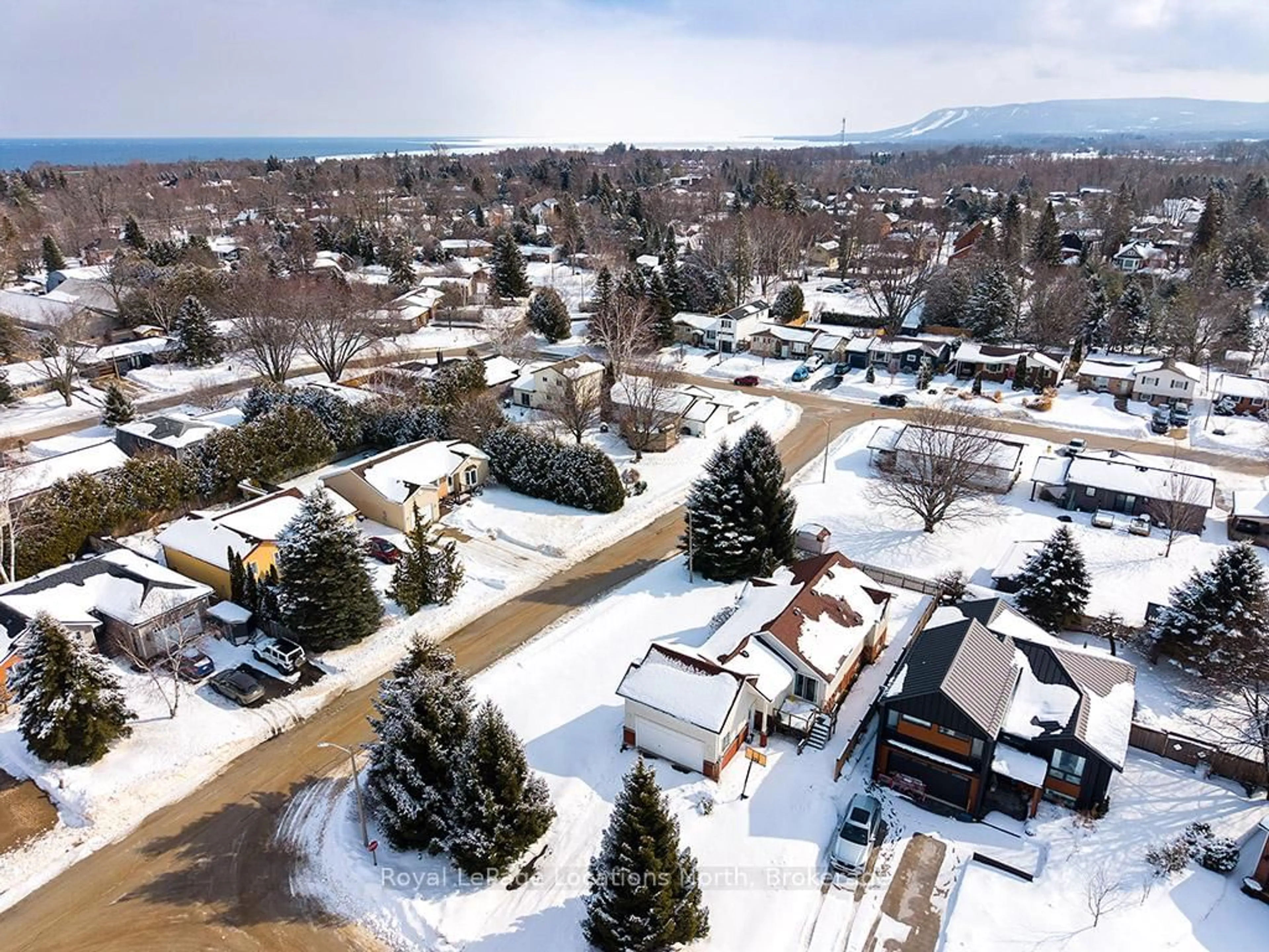 A pic from outside/outdoor area/front of a property/back of a property/a pic from drone, mountain view for 3 Shirley Crt, Blue Mountains Ontario N0H 2P0