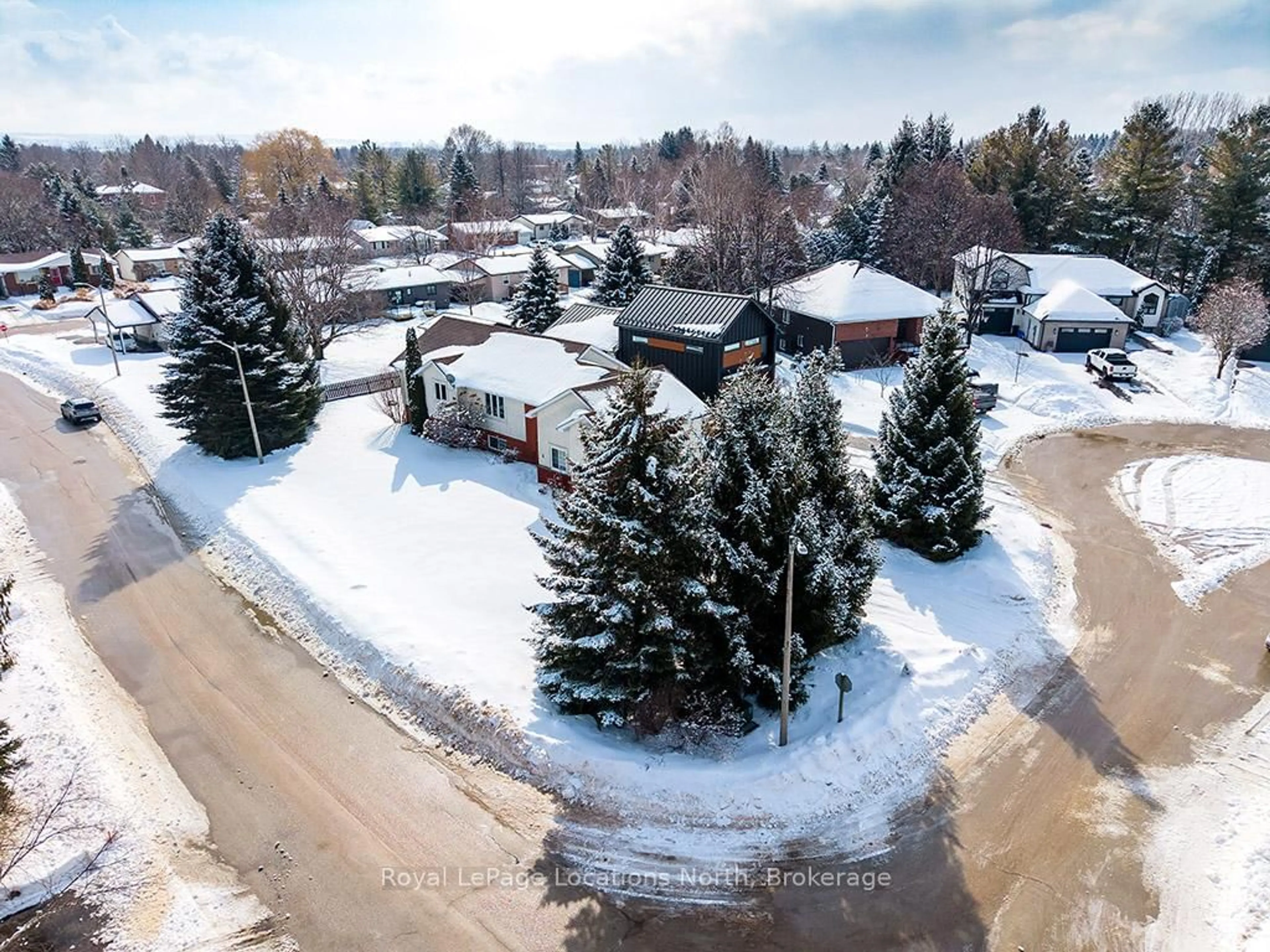 A pic from outside/outdoor area/front of a property/back of a property/a pic from drone, street for 3 Shirley Crt, Blue Mountains Ontario N0H 2P0
