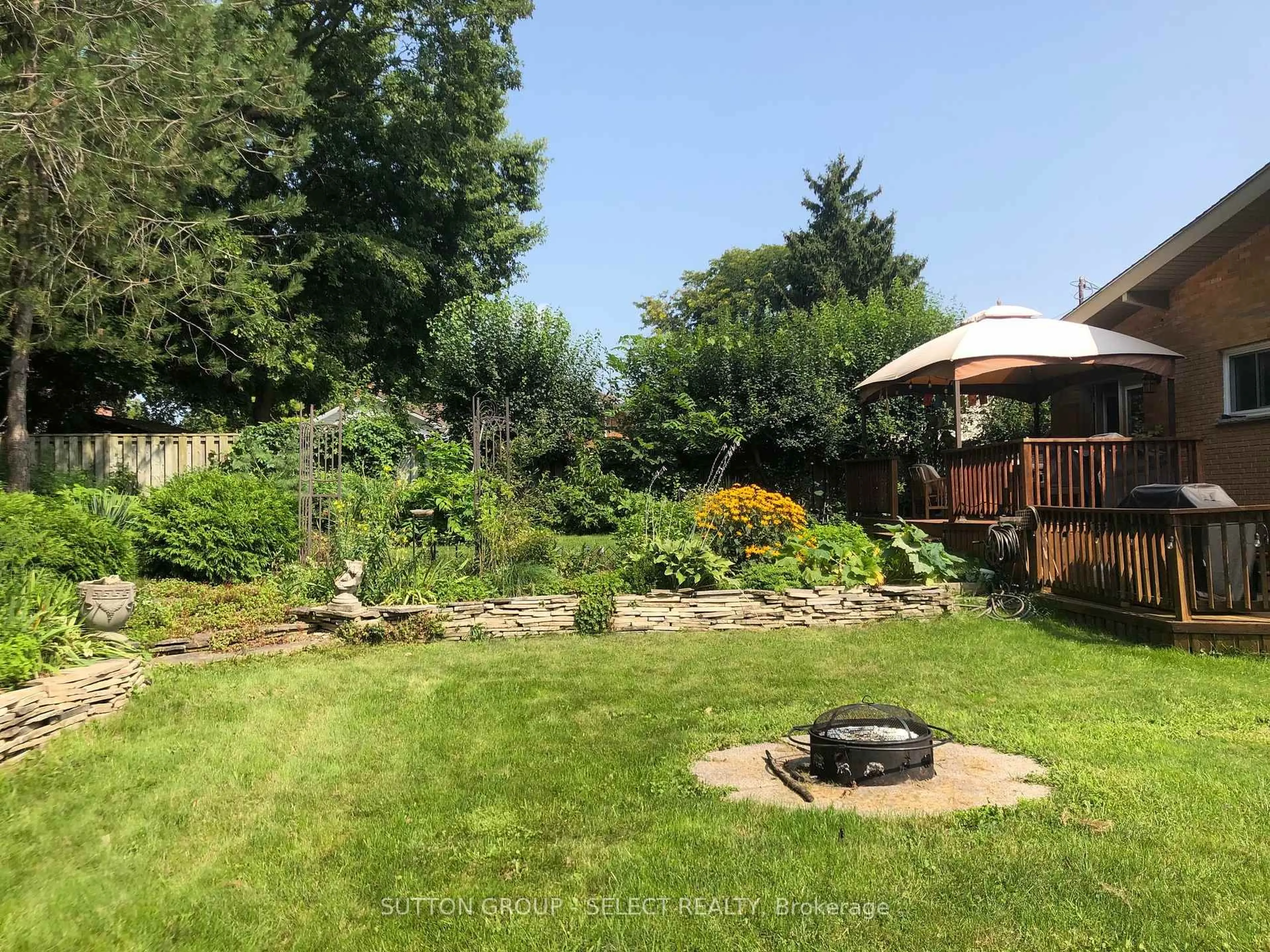 A pic from outside/outdoor area/front of a property/back of a property/a pic from drone, water/lake/river/ocean view for 486 Cypress Ave, London North Ontario N6H 3R3