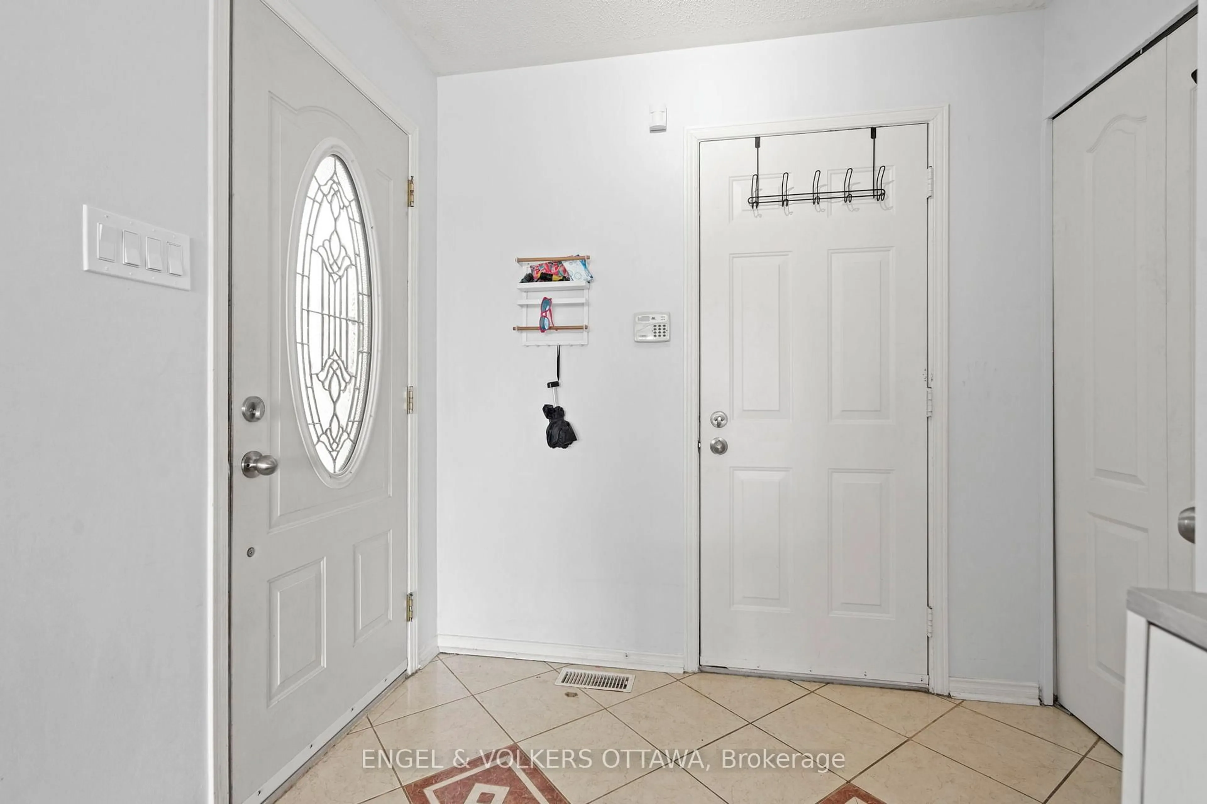 Indoor entryway for 783 Nesting Way, Orleans Ontario K4A 3X6