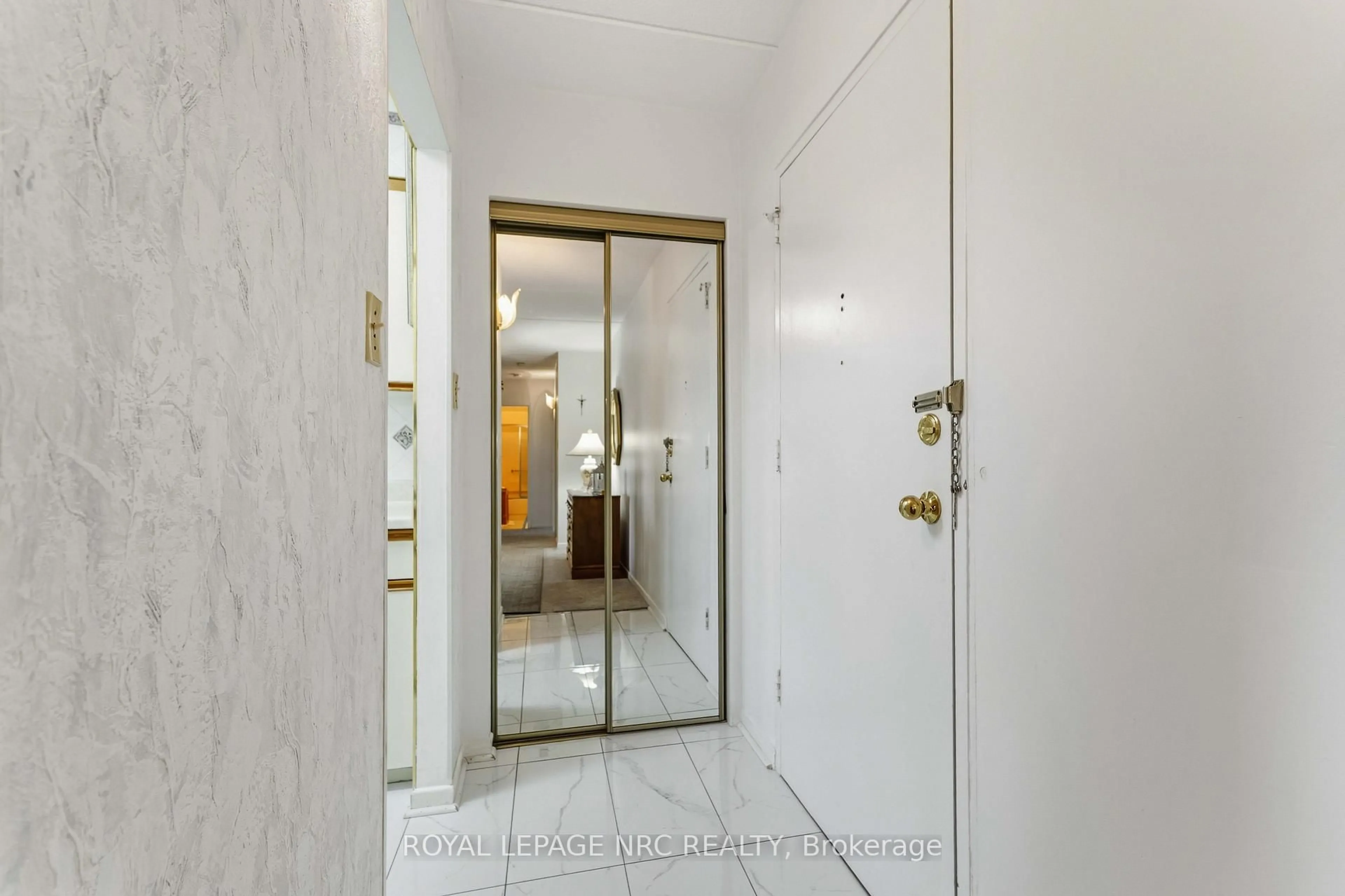 Indoor entryway for 198 Scott St #418, St. Catharines Ontario L2N 5T3