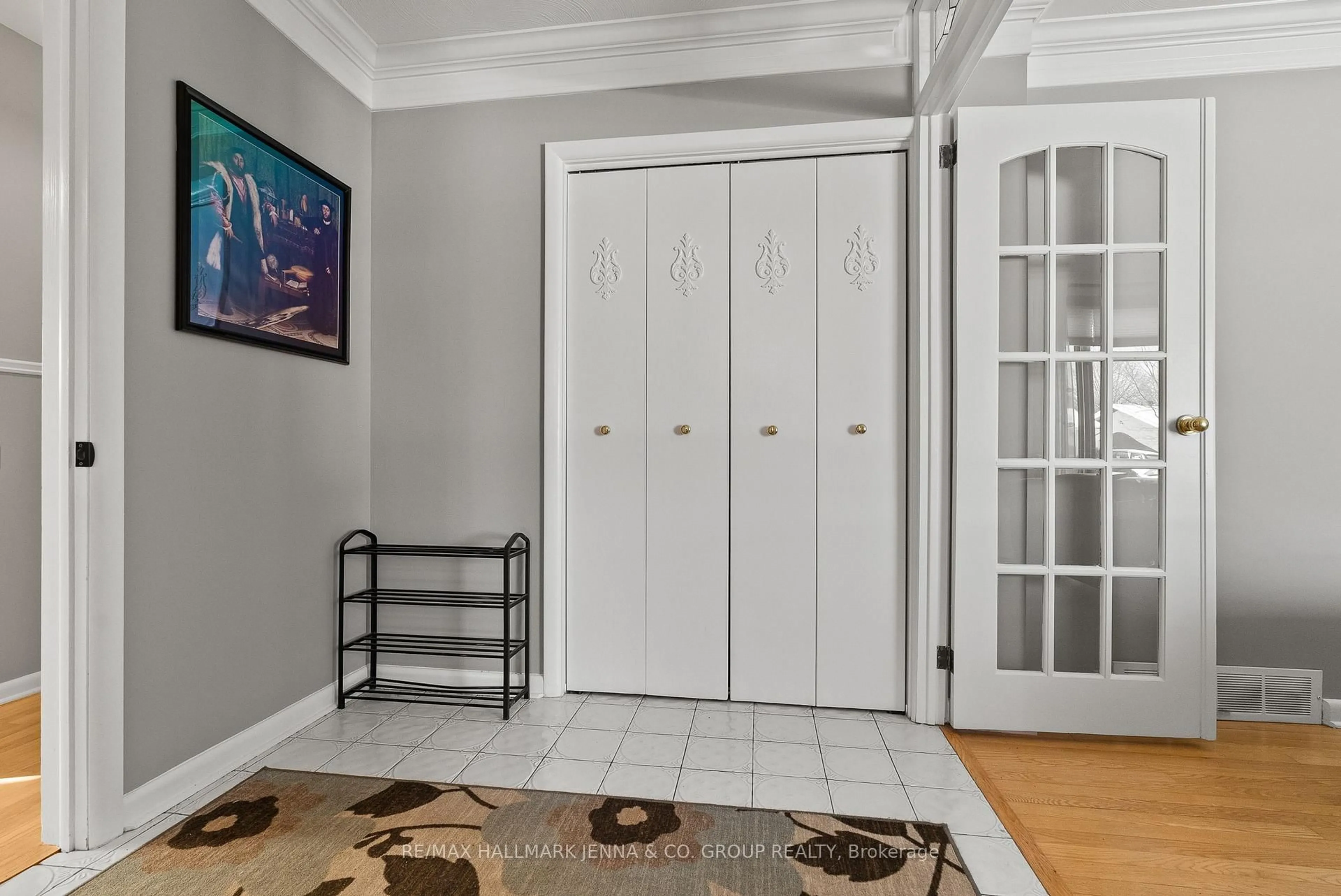 Indoor entryway for 866 Claude St, Ottawa Ontario K1K 2S6