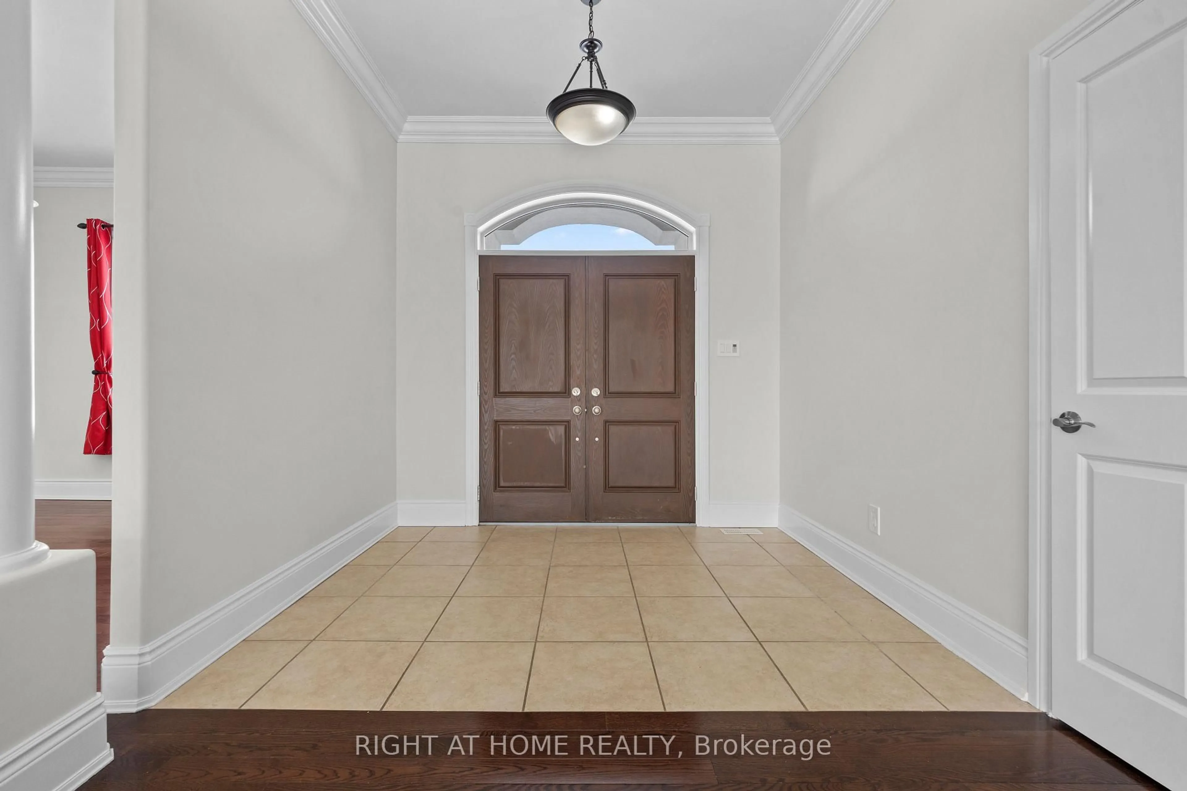 Indoor entryway for 6833 Suncrest Dr, Ottawa Ontario K4P 0B2