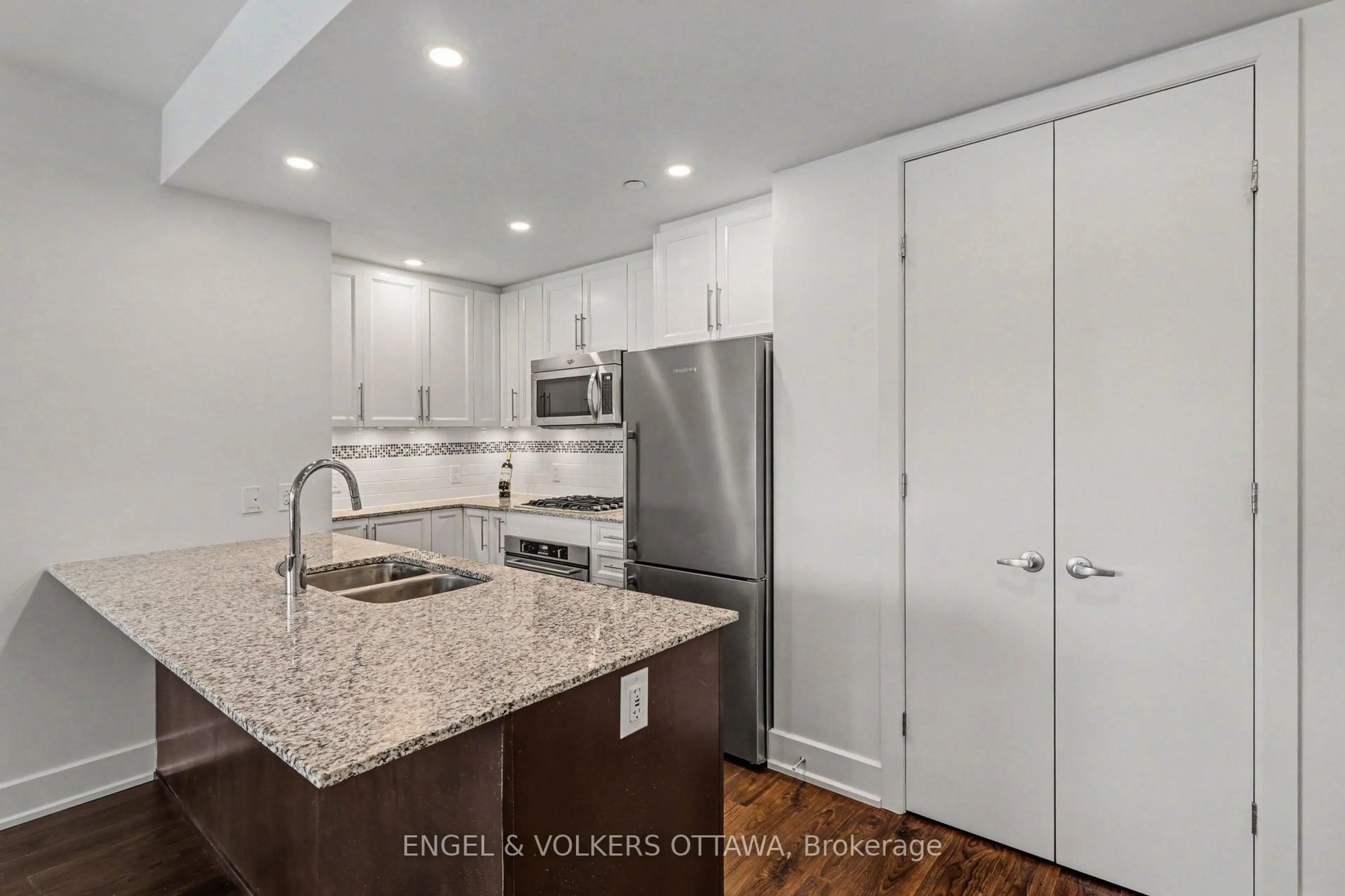 Standard kitchen, unknown for 7 Marquette Ave #318, Ottawa Ontario K1L 8A7