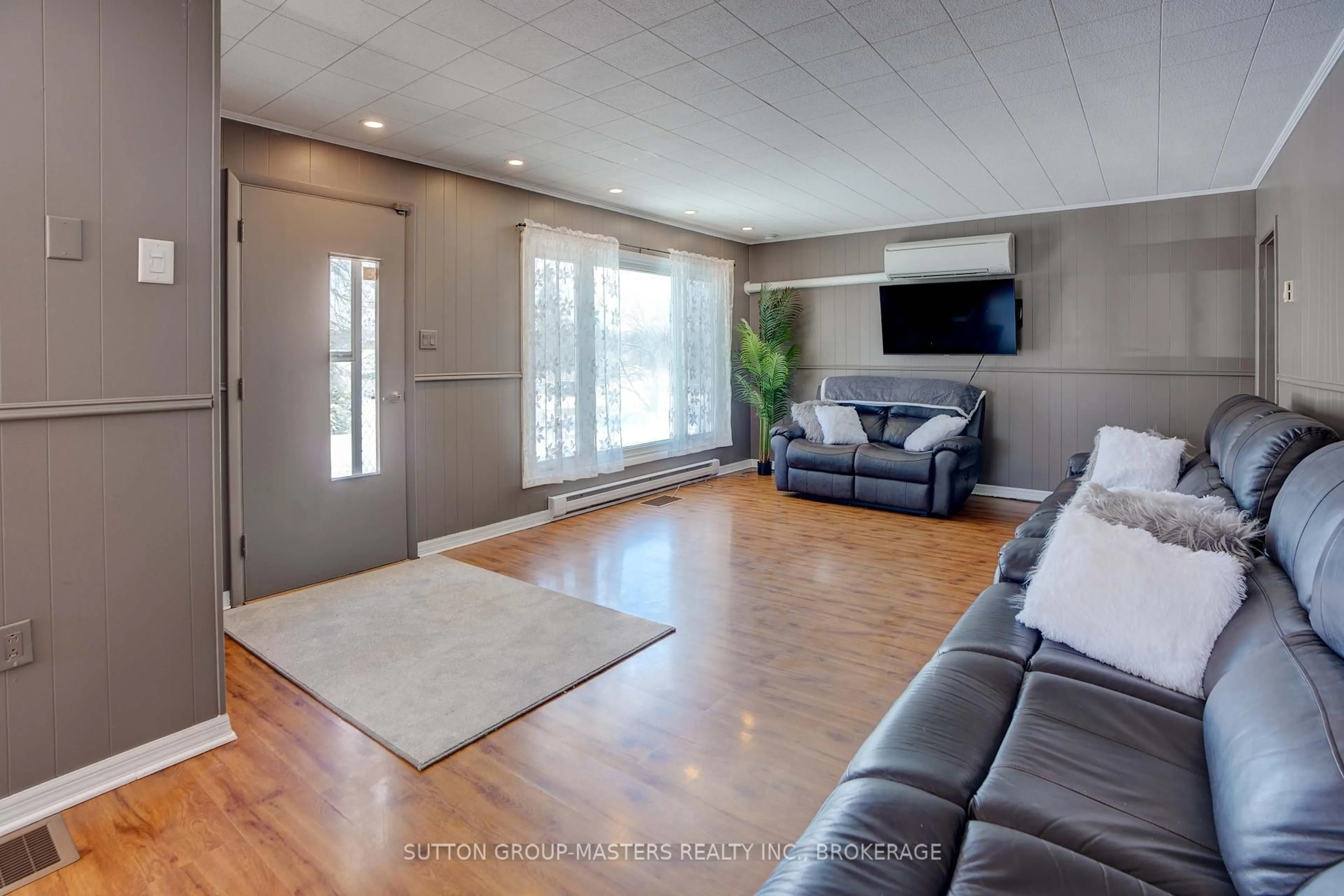 Living room with furniture, wood/laminate floor for 3248 Highway 32 Highway, Leeds and the Thousand Islands Ontario K0H 2N0