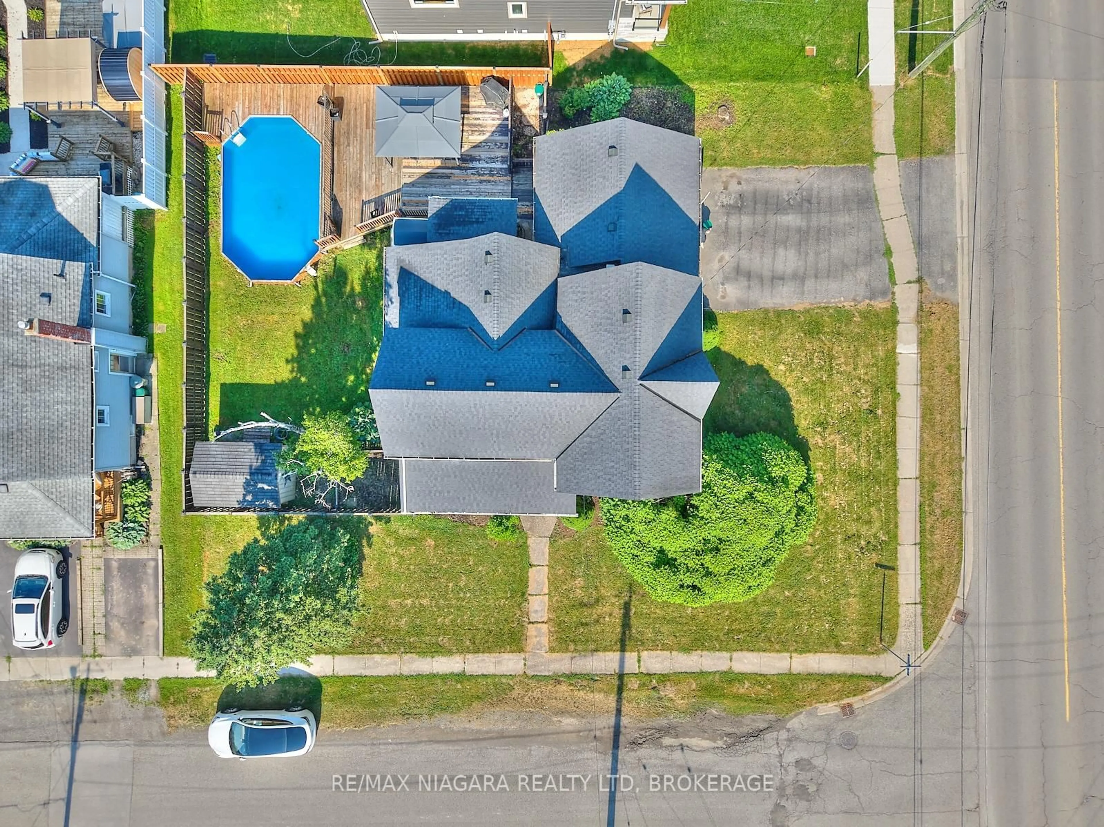 A pic from outside/outdoor area/front of a property/back of a property/a pic from drone, street for 365 South Mill St, Fort Erie Ontario L0S 1N0